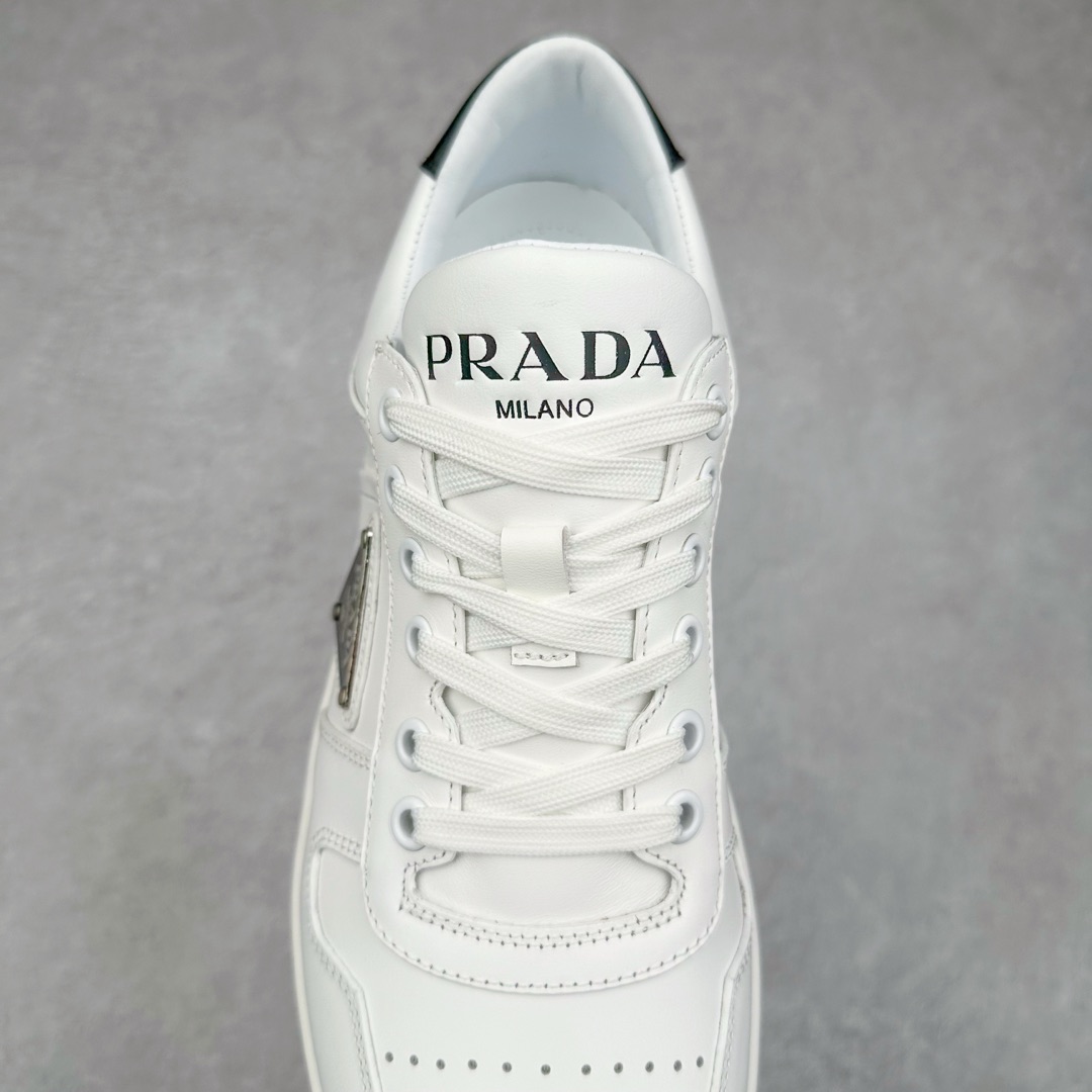 图片[5]-＃纯原 普拉达Prada Downtown Low Sneakers 闹市区系列低帮系带百搭休闲运动小白板鞋“皮革黑白熊猫三角标”男鞋广东原产#原楦数据开发版型#采用粒面头层牛皮鞋面材质#内嵌灌注式PU乳胶缓震鞋垫#外置3.5cmTPR抽真空橡胶鞋底 标志性的珐琅三角形金属徽标，意大利高奢品牌 这款皮革运动鞋多角度诠释Prada徽标：轻巧跃于鞋舌，沿轻质橡胶鞋底铺陈，化身标志性的涂珐琅金属三角形点缀鞋面一侧，无不阐释品牌格调。金属孔眼和棉质鞋带 珐琅三角形装饰鞋面 鞋舌Prada Milano印花徽标 轻质箱型鞋底，侧面配压花徽标 鞋底厚3.5厘米 可拆卸皮革包覆内底 尺码 38 39 40 41 42 43 44 45-选品中心
