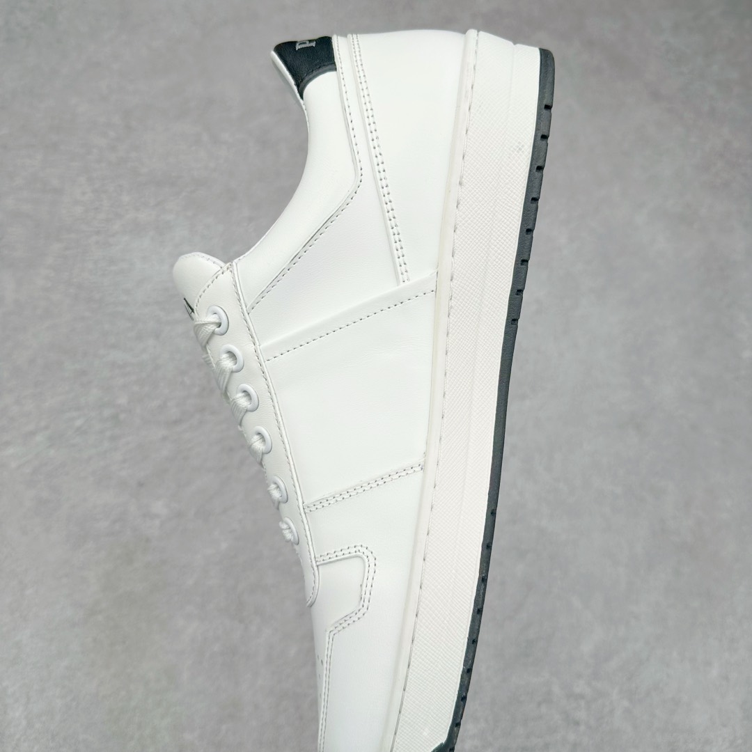 图片[7]-＃纯原 普拉达Prada Downtown Low Sneakers 闹市区系列低帮系带百搭休闲运动小白板鞋“皮革黑白熊猫三角标”男鞋广东原产#原楦数据开发版型#采用粒面头层牛皮鞋面材质#内嵌灌注式PU乳胶缓震鞋垫#外置3.5cmTPR抽真空橡胶鞋底 标志性的珐琅三角形金属徽标，意大利高奢品牌 这款皮革运动鞋多角度诠释Prada徽标：轻巧跃于鞋舌，沿轻质橡胶鞋底铺陈，化身标志性的涂珐琅金属三角形点缀鞋面一侧，无不阐释品牌格调。金属孔眼和棉质鞋带 珐琅三角形装饰鞋面 鞋舌Prada Milano印花徽标 轻质箱型鞋底，侧面配压花徽标 鞋底厚3.5厘米 可拆卸皮革包覆内底 尺码 38 39 40 41 42 43 44 45-选品中心