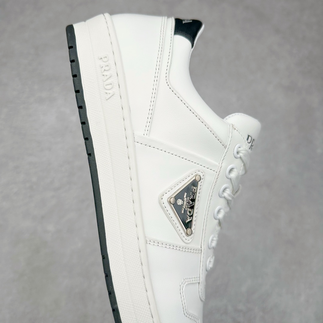 图片[6]-＃纯原 普拉达Prada Downtown Low Sneakers 闹市区系列低帮系带百搭休闲运动小白板鞋“皮革黑白熊猫三角标”男鞋广东原产#原楦数据开发版型#采用粒面头层牛皮鞋面材质#内嵌灌注式PU乳胶缓震鞋垫#外置3.5cmTPR抽真空橡胶鞋底 标志性的珐琅三角形金属徽标，意大利高奢品牌 这款皮革运动鞋多角度诠释Prada徽标：轻巧跃于鞋舌，沿轻质橡胶鞋底铺陈，化身标志性的涂珐琅金属三角形点缀鞋面一侧，无不阐释品牌格调。金属孔眼和棉质鞋带 珐琅三角形装饰鞋面 鞋舌Prada Milano印花徽标 轻质箱型鞋底，侧面配压花徽标 鞋底厚3.5厘米 可拆卸皮革包覆内底 尺码 38 39 40 41 42 43 44 45-选品中心