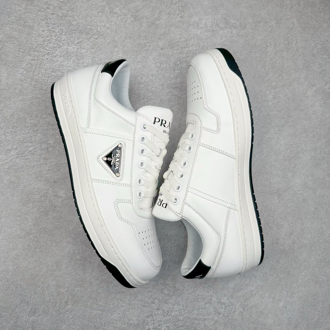 图片[3]-＃纯原 普拉达Prada Downtown Low Sneakers 闹市区系列低帮系带百搭休闲运动小白板鞋“皮革黑白熊猫三角标”男鞋广东原产#原楦数据开发版型#采用粒面头层牛皮鞋面材质#内嵌灌注式PU乳胶缓震鞋垫#外置3.5cmTPR抽真空橡胶鞋底 标志性的珐琅三角形金属徽标，意大利高奢品牌 这款皮革运动鞋多角度诠释Prada徽标：轻巧跃于鞋舌，沿轻质橡胶鞋底铺陈，化身标志性的涂珐琅金属三角形点缀鞋面一侧，无不阐释品牌格调。金属孔眼和棉质鞋带 珐琅三角形装饰鞋面 鞋舌Prada Milano印花徽标 轻质箱型鞋底，侧面配压花徽标 鞋底厚3.5厘米 可拆卸皮革包覆内底 尺码 38 39 40 41 42 43 44 45-选品中心