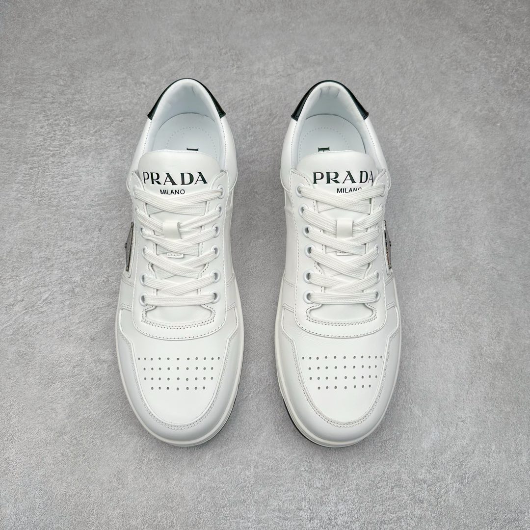图片[2]-＃纯原 普拉达Prada Downtown Low Sneakers 闹市区系列低帮系带百搭休闲运动小白板鞋“皮革黑白熊猫三角标”男鞋广东原产#原楦数据开发版型#采用粒面头层牛皮鞋面材质#内嵌灌注式PU乳胶缓震鞋垫#外置3.5cmTPR抽真空橡胶鞋底 标志性的珐琅三角形金属徽标，意大利高奢品牌 这款皮革运动鞋多角度诠释Prada徽标：轻巧跃于鞋舌，沿轻质橡胶鞋底铺陈，化身标志性的涂珐琅金属三角形点缀鞋面一侧，无不阐释品牌格调。金属孔眼和棉质鞋带 珐琅三角形装饰鞋面 鞋舌Prada Milano印花徽标 轻质箱型鞋底，侧面配压花徽标 鞋底厚3.5厘米 可拆卸皮革包覆内底 尺码 38 39 40 41 42 43 44 45-选品中心