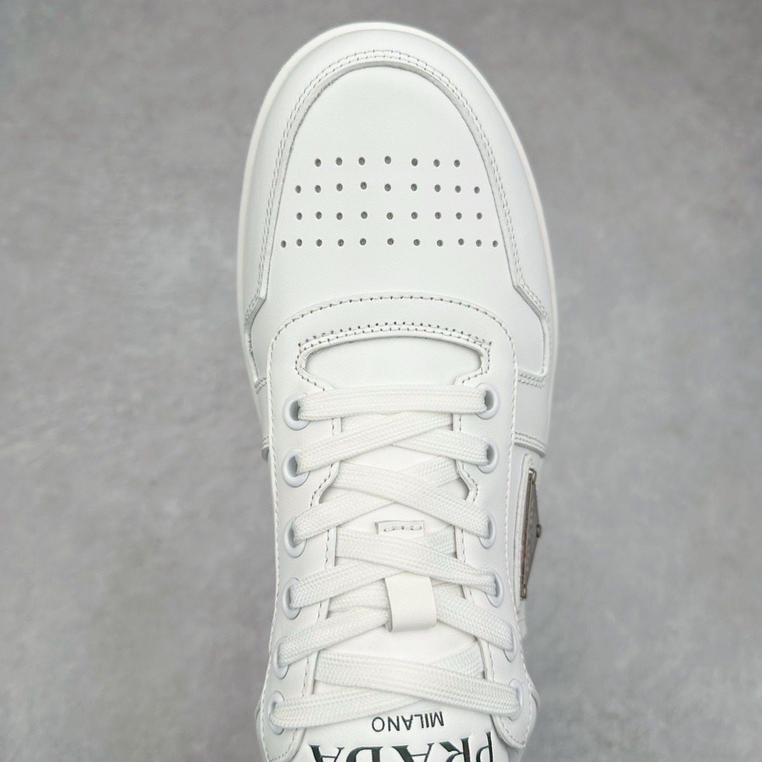 图片[4]-＃纯原 普拉达Prada Downtown Low Sneakers 闹市区系列低帮系带百搭休闲运动小白板鞋“皮革黑白熊猫三角标”男鞋广东原产#原楦数据开发版型#采用粒面头层牛皮鞋面材质#内嵌灌注式PU乳胶缓震鞋垫#外置3.5cmTPR抽真空橡胶鞋底 标志性的珐琅三角形金属徽标，意大利高奢品牌 这款皮革运动鞋多角度诠释Prada徽标：轻巧跃于鞋舌，沿轻质橡胶鞋底铺陈，化身标志性的涂珐琅金属三角形点缀鞋面一侧，无不阐释品牌格调。金属孔眼和棉质鞋带 珐琅三角形装饰鞋面 鞋舌Prada Milano印花徽标 轻质箱型鞋底，侧面配压花徽标 鞋底厚3.5厘米 可拆卸皮革包覆内底 尺码 38 39 40 41 42 43 44 45-选品中心