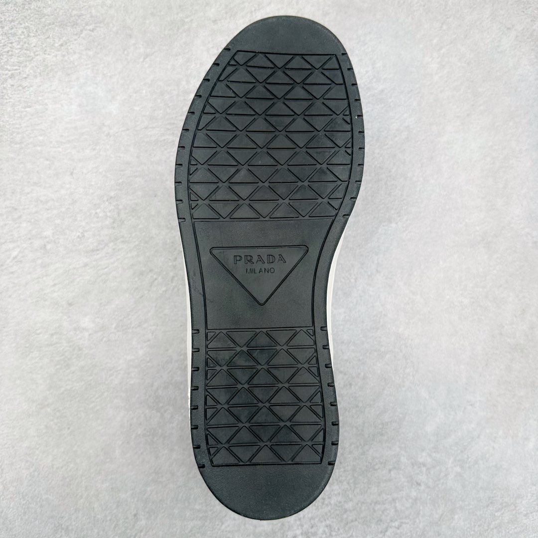 图片[9]-＃纯原 普拉达Prada Downtown Low Sneakers 闹市区系列低帮系带百搭休闲运动小白板鞋“皮革黑白熊猫三角标”男鞋广东原产#原楦数据开发版型#采用粒面头层牛皮鞋面材质#内嵌灌注式PU乳胶缓震鞋垫#外置3.5cmTPR抽真空橡胶鞋底 标志性的珐琅三角形金属徽标，意大利高奢品牌 这款皮革运动鞋多角度诠释Prada徽标：轻巧跃于鞋舌，沿轻质橡胶鞋底铺陈，化身标志性的涂珐琅金属三角形点缀鞋面一侧，无不阐释品牌格调。金属孔眼和棉质鞋带 珐琅三角形装饰鞋面 鞋舌Prada Milano印花徽标 轻质箱型鞋底，侧面配压花徽标 鞋底厚3.5厘米 可拆卸皮革包覆内底 尺码 38 39 40 41 42 43 44 45-选品中心