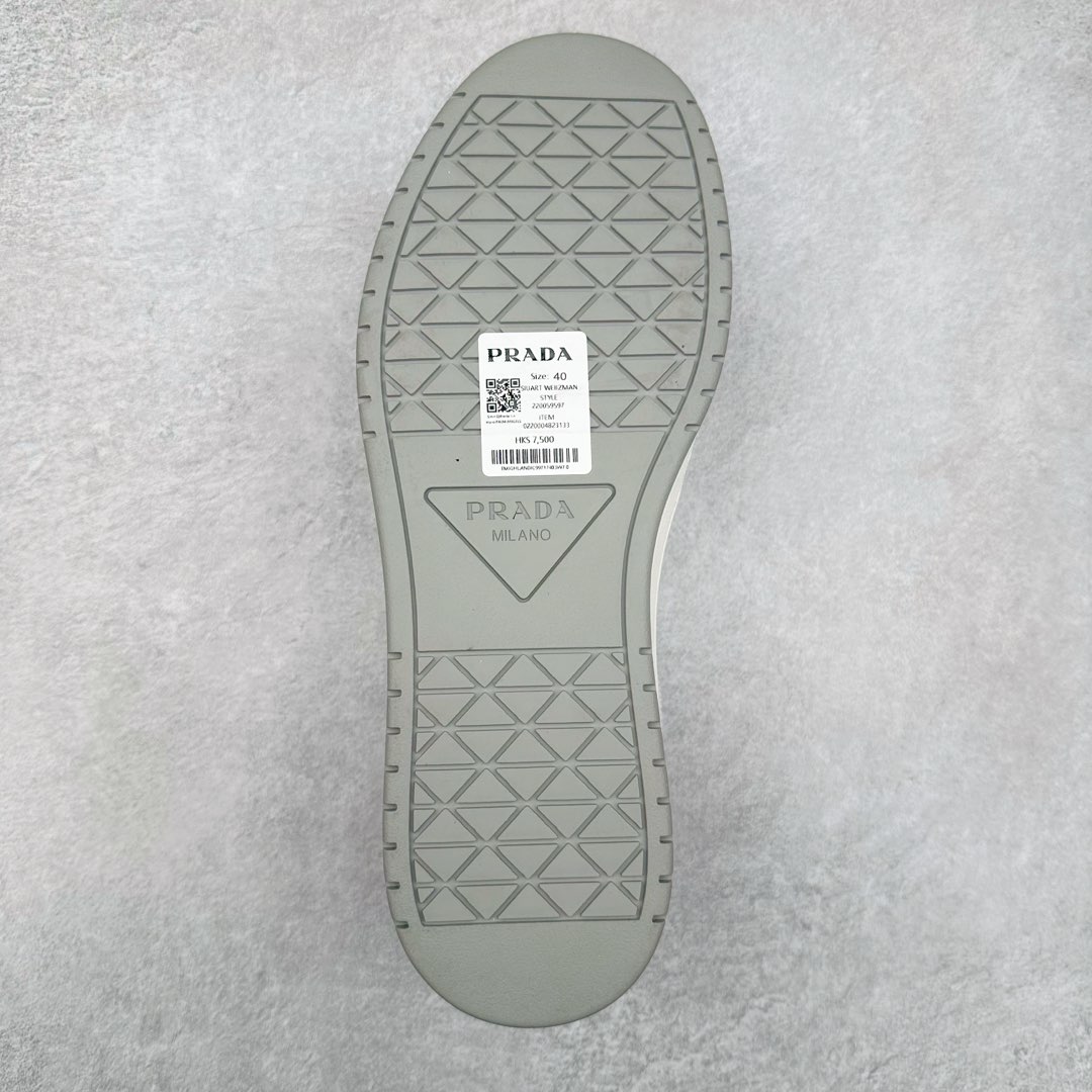 图片[9]-＃纯原 普拉达Prada Downtown Low Sneakers 闹市区系列低帮系带百搭休闲运动小白板鞋“皮革黑白熊猫三角标”男鞋广东原产#原楦数据开发版型#采用粒面头层牛皮鞋面材质#内嵌灌注式PU乳胶缓震鞋垫#外置3.5cmTPR抽真空橡胶鞋底 标志性的珐琅三角形金属徽标，意大利高奢品牌 这款皮革运动鞋多角度诠释Prada徽标：轻巧跃于鞋舌，沿轻质橡胶鞋底铺陈，化身标志性的涂珐琅金属三角形点缀鞋面一侧，无不阐释品牌格调。金属孔眼和棉质鞋带 珐琅三角形装饰鞋面 鞋舌Prada Milano印花徽标 轻质箱型鞋底，侧面配压花徽标 鞋底厚3.5厘米 可拆卸皮革包覆内底 尺码 38 39 40 41 42 43 44 45-选品中心