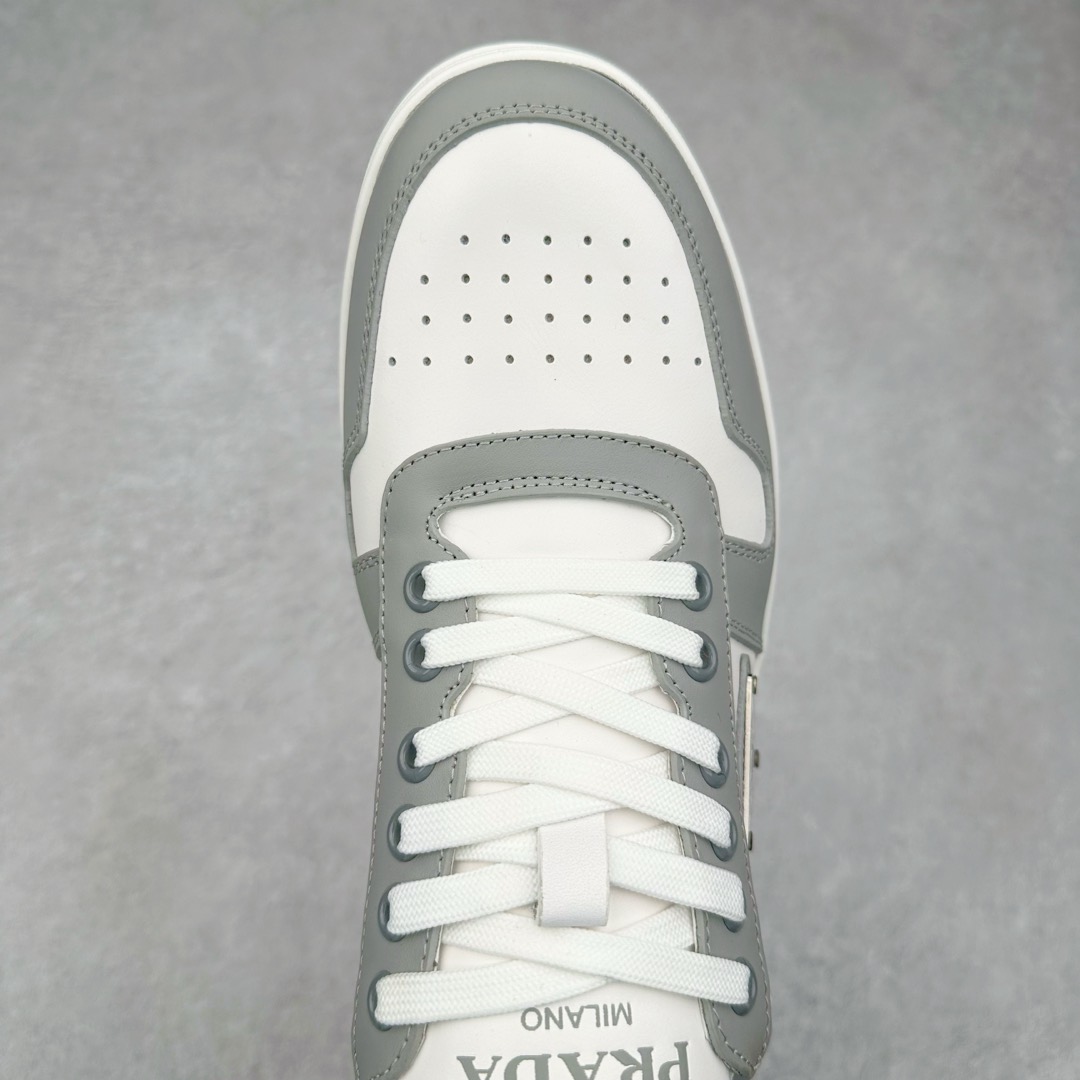 图片[4]-＃纯原 普拉达Prada Downtown Low Sneakers 闹市区系列低帮系带百搭休闲运动小白板鞋“皮革黑白熊猫三角标”男鞋广东原产#原楦数据开发版型#采用粒面头层牛皮鞋面材质#内嵌灌注式PU乳胶缓震鞋垫#外置3.5cmTPR抽真空橡胶鞋底 标志性的珐琅三角形金属徽标，意大利高奢品牌 这款皮革运动鞋多角度诠释Prada徽标：轻巧跃于鞋舌，沿轻质橡胶鞋底铺陈，化身标志性的涂珐琅金属三角形点缀鞋面一侧，无不阐释品牌格调。金属孔眼和棉质鞋带 珐琅三角形装饰鞋面 鞋舌Prada Milano印花徽标 轻质箱型鞋底，侧面配压花徽标 鞋底厚3.5厘米 可拆卸皮革包覆内底 尺码 38 39 40 41 42 43 44 45-选品中心