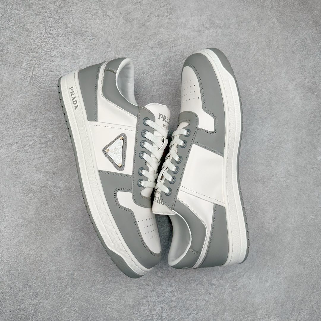 图片[3]-＃纯原 普拉达Prada Downtown Low Sneakers 闹市区系列低帮系带百搭休闲运动小白板鞋“皮革黑白熊猫三角标”男鞋广东原产#原楦数据开发版型#采用粒面头层牛皮鞋面材质#内嵌灌注式PU乳胶缓震鞋垫#外置3.5cmTPR抽真空橡胶鞋底 标志性的珐琅三角形金属徽标，意大利高奢品牌 这款皮革运动鞋多角度诠释Prada徽标：轻巧跃于鞋舌，沿轻质橡胶鞋底铺陈，化身标志性的涂珐琅金属三角形点缀鞋面一侧，无不阐释品牌格调。金属孔眼和棉质鞋带 珐琅三角形装饰鞋面 鞋舌Prada Milano印花徽标 轻质箱型鞋底，侧面配压花徽标 鞋底厚3.5厘米 可拆卸皮革包覆内底 尺码 38 39 40 41 42 43 44 45-选品中心