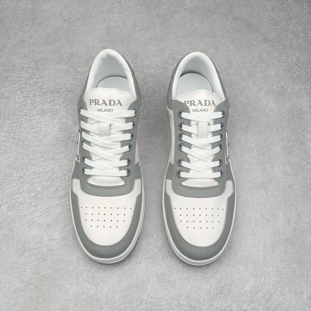 图片[2]-＃纯原 普拉达Prada Downtown Low Sneakers 闹市区系列低帮系带百搭休闲运动小白板鞋“皮革黑白熊猫三角标”男鞋广东原产#原楦数据开发版型#采用粒面头层牛皮鞋面材质#内嵌灌注式PU乳胶缓震鞋垫#外置3.5cmTPR抽真空橡胶鞋底 标志性的珐琅三角形金属徽标，意大利高奢品牌 这款皮革运动鞋多角度诠释Prada徽标：轻巧跃于鞋舌，沿轻质橡胶鞋底铺陈，化身标志性的涂珐琅金属三角形点缀鞋面一侧，无不阐释品牌格调。金属孔眼和棉质鞋带 珐琅三角形装饰鞋面 鞋舌Prada Milano印花徽标 轻质箱型鞋底，侧面配压花徽标 鞋底厚3.5厘米 可拆卸皮革包覆内底 尺码 38 39 40 41 42 43 44 45-选品中心