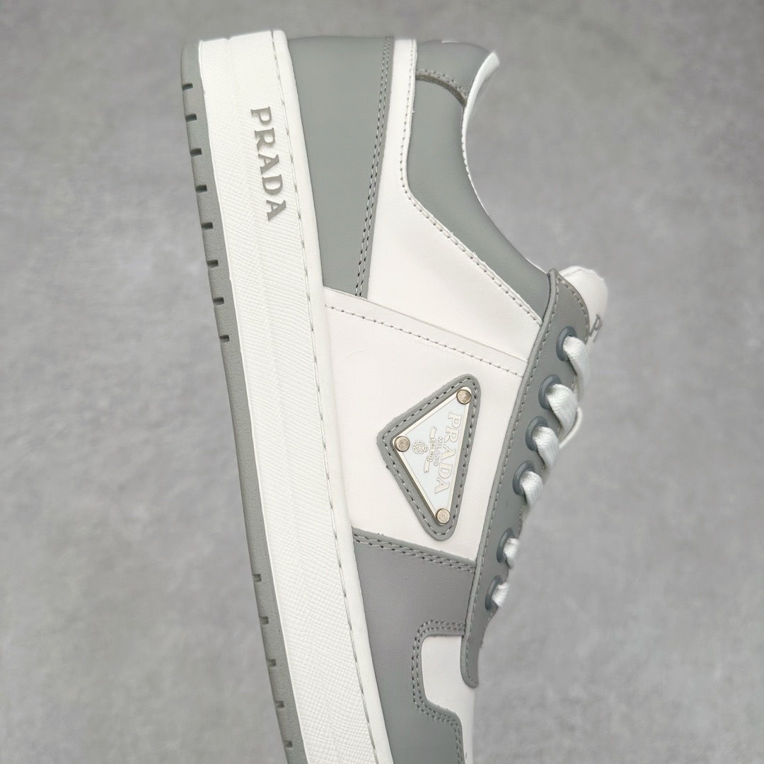 图片[6]-＃纯原 普拉达Prada Downtown Low Sneakers 闹市区系列低帮系带百搭休闲运动小白板鞋“皮革黑白熊猫三角标”男鞋广东原产#原楦数据开发版型#采用粒面头层牛皮鞋面材质#内嵌灌注式PU乳胶缓震鞋垫#外置3.5cmTPR抽真空橡胶鞋底 标志性的珐琅三角形金属徽标，意大利高奢品牌 这款皮革运动鞋多角度诠释Prada徽标：轻巧跃于鞋舌，沿轻质橡胶鞋底铺陈，化身标志性的涂珐琅金属三角形点缀鞋面一侧，无不阐释品牌格调。金属孔眼和棉质鞋带 珐琅三角形装饰鞋面 鞋舌Prada Milano印花徽标 轻质箱型鞋底，侧面配压花徽标 鞋底厚3.5厘米 可拆卸皮革包覆内底 尺码 38 39 40 41 42 43 44 45-选品中心
