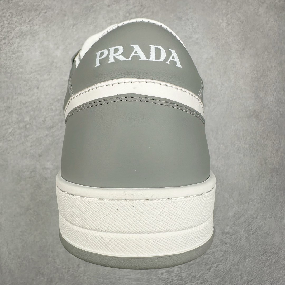 图片[8]-＃纯原 普拉达Prada Downtown Low Sneakers 闹市区系列低帮系带百搭休闲运动小白板鞋“皮革黑白熊猫三角标”男鞋广东原产#原楦数据开发版型#采用粒面头层牛皮鞋面材质#内嵌灌注式PU乳胶缓震鞋垫#外置3.5cmTPR抽真空橡胶鞋底 标志性的珐琅三角形金属徽标，意大利高奢品牌 这款皮革运动鞋多角度诠释Prada徽标：轻巧跃于鞋舌，沿轻质橡胶鞋底铺陈，化身标志性的涂珐琅金属三角形点缀鞋面一侧，无不阐释品牌格调。金属孔眼和棉质鞋带 珐琅三角形装饰鞋面 鞋舌Prada Milano印花徽标 轻质箱型鞋底，侧面配压花徽标 鞋底厚3.5厘米 可拆卸皮革包覆内底 尺码 38 39 40 41 42 43 44 45-选品中心