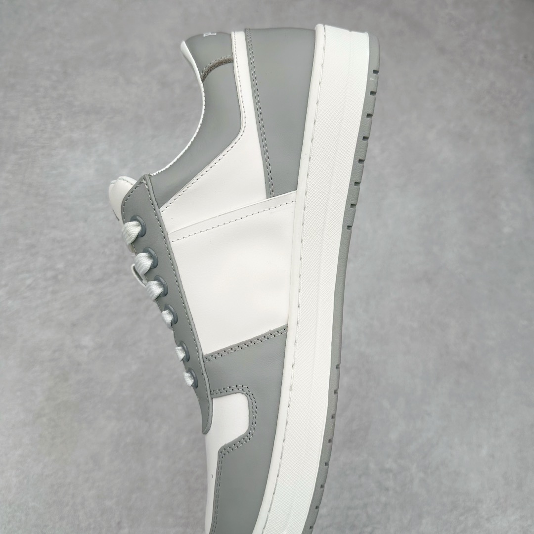 图片[7]-＃纯原 普拉达Prada Downtown Low Sneakers 闹市区系列低帮系带百搭休闲运动小白板鞋“皮革黑白熊猫三角标”男鞋广东原产#原楦数据开发版型#采用粒面头层牛皮鞋面材质#内嵌灌注式PU乳胶缓震鞋垫#外置3.5cmTPR抽真空橡胶鞋底 标志性的珐琅三角形金属徽标，意大利高奢品牌 这款皮革运动鞋多角度诠释Prada徽标：轻巧跃于鞋舌，沿轻质橡胶鞋底铺陈，化身标志性的涂珐琅金属三角形点缀鞋面一侧，无不阐释品牌格调。金属孔眼和棉质鞋带 珐琅三角形装饰鞋面 鞋舌Prada Milano印花徽标 轻质箱型鞋底，侧面配压花徽标 鞋底厚3.5厘米 可拆卸皮革包覆内底 尺码 38 39 40 41 42 43 44 45-选品中心