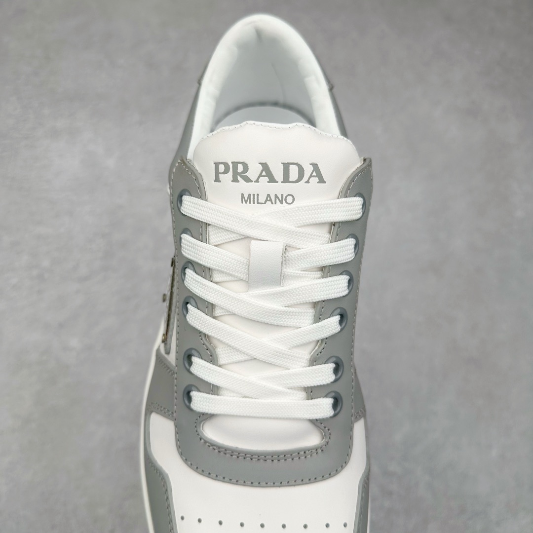 图片[5]-＃纯原 普拉达Prada Downtown Low Sneakers 闹市区系列低帮系带百搭休闲运动小白板鞋“皮革黑白熊猫三角标”男鞋广东原产#原楦数据开发版型#采用粒面头层牛皮鞋面材质#内嵌灌注式PU乳胶缓震鞋垫#外置3.5cmTPR抽真空橡胶鞋底 标志性的珐琅三角形金属徽标，意大利高奢品牌 这款皮革运动鞋多角度诠释Prada徽标：轻巧跃于鞋舌，沿轻质橡胶鞋底铺陈，化身标志性的涂珐琅金属三角形点缀鞋面一侧，无不阐释品牌格调。金属孔眼和棉质鞋带 珐琅三角形装饰鞋面 鞋舌Prada Milano印花徽标 轻质箱型鞋底，侧面配压花徽标 鞋底厚3.5厘米 可拆卸皮革包覆内底 尺码 38 39 40 41 42 43 44 45-选品中心