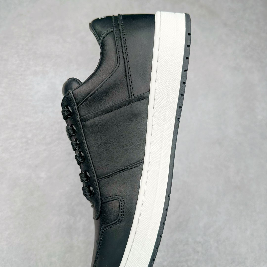 图片[7]-＃纯原 普拉达Prada Downtown Low Sneakers 闹市区系列低帮系带百搭休闲运动小白板鞋“皮革黑白熊猫三角标”男鞋广东原产#原楦数据开发版型#采用粒面头层牛皮鞋面材质#内嵌灌注式PU乳胶缓震鞋垫#外置3.5cmTPR抽真空橡胶鞋底 标志性的珐琅三角形金属徽标，意大利高奢品牌 这款皮革运动鞋多角度诠释Prada徽标：轻巧跃于鞋舌，沿轻质橡胶鞋底铺陈，化身标志性的涂珐琅金属三角形点缀鞋面一侧，无不阐释品牌格调。金属孔眼和棉质鞋带 珐琅三角形装饰鞋面 鞋舌Prada Milano印花徽标 轻质箱型鞋底，侧面配压花徽标 鞋底厚3.5厘米 可拆卸皮革包覆内底 尺码 38 39 40 41 42 43 44 45-选品中心