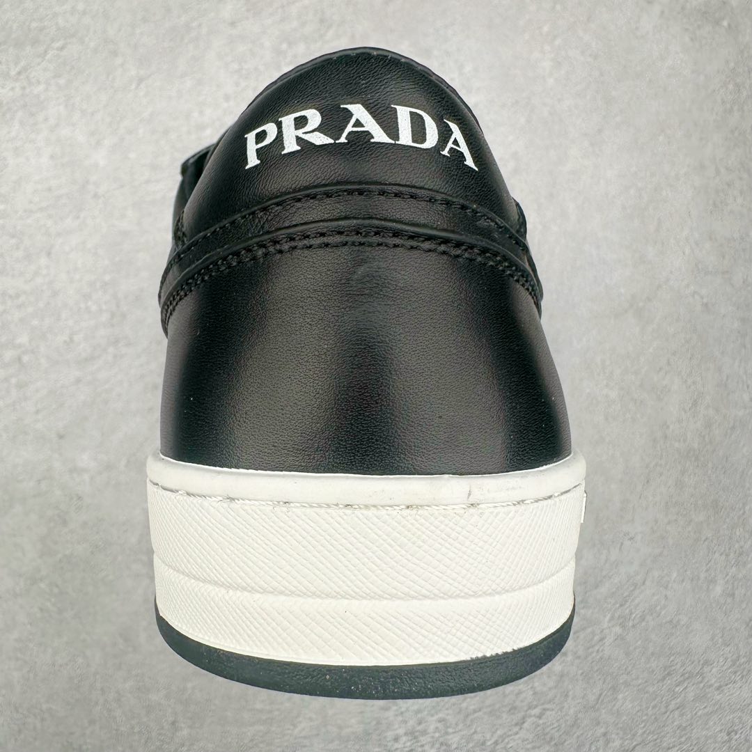 图片[8]-＃纯原 普拉达Prada Downtown Low Sneakers 闹市区系列低帮系带百搭休闲运动小白板鞋“皮革黑白熊猫三角标”男鞋广东原产#原楦数据开发版型#采用粒面头层牛皮鞋面材质#内嵌灌注式PU乳胶缓震鞋垫#外置3.5cmTPR抽真空橡胶鞋底 标志性的珐琅三角形金属徽标，意大利高奢品牌 这款皮革运动鞋多角度诠释Prada徽标：轻巧跃于鞋舌，沿轻质橡胶鞋底铺陈，化身标志性的涂珐琅金属三角形点缀鞋面一侧，无不阐释品牌格调。金属孔眼和棉质鞋带 珐琅三角形装饰鞋面 鞋舌Prada Milano印花徽标 轻质箱型鞋底，侧面配压花徽标 鞋底厚3.5厘米 可拆卸皮革包覆内底 尺码 38 39 40 41 42 43 44 45-选品中心