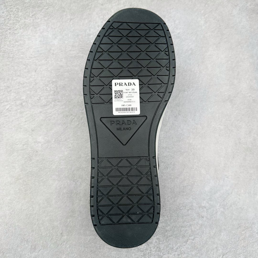 图片[9]-＃纯原 普拉达Prada Downtown Low Sneakers 闹市区系列低帮系带百搭休闲运动小白板鞋“皮革黑白熊猫三角标”男鞋广东原产#原楦数据开发版型#采用粒面头层牛皮鞋面材质#内嵌灌注式PU乳胶缓震鞋垫#外置3.5cmTPR抽真空橡胶鞋底 标志性的珐琅三角形金属徽标，意大利高奢品牌 这款皮革运动鞋多角度诠释Prada徽标：轻巧跃于鞋舌，沿轻质橡胶鞋底铺陈，化身标志性的涂珐琅金属三角形点缀鞋面一侧，无不阐释品牌格调。金属孔眼和棉质鞋带 珐琅三角形装饰鞋面 鞋舌Prada Milano印花徽标 轻质箱型鞋底，侧面配压花徽标 鞋底厚3.5厘米 可拆卸皮革包覆内底 尺码 38 39 40 41 42 43 44 45-选品中心
