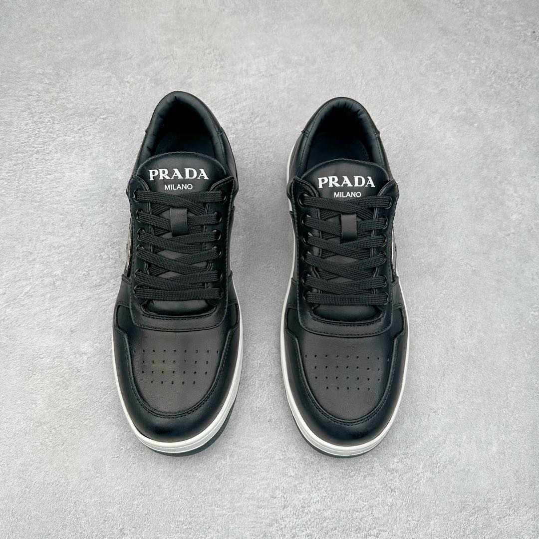 图片[2]-＃纯原 普拉达Prada Downtown Low Sneakers 闹市区系列低帮系带百搭休闲运动小白板鞋“皮革黑白熊猫三角标”男鞋广东原产#原楦数据开发版型#采用粒面头层牛皮鞋面材质#内嵌灌注式PU乳胶缓震鞋垫#外置3.5cmTPR抽真空橡胶鞋底 标志性的珐琅三角形金属徽标，意大利高奢品牌 这款皮革运动鞋多角度诠释Prada徽标：轻巧跃于鞋舌，沿轻质橡胶鞋底铺陈，化身标志性的涂珐琅金属三角形点缀鞋面一侧，无不阐释品牌格调。金属孔眼和棉质鞋带 珐琅三角形装饰鞋面 鞋舌Prada Milano印花徽标 轻质箱型鞋底，侧面配压花徽标 鞋底厚3.5厘米 可拆卸皮革包覆内底 尺码 38 39 40 41 42 43 44 45-选品中心