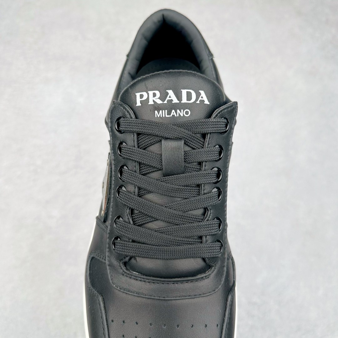 图片[5]-＃纯原 普拉达Prada Downtown Low Sneakers 闹市区系列低帮系带百搭休闲运动小白板鞋“皮革黑白熊猫三角标”男鞋广东原产#原楦数据开发版型#采用粒面头层牛皮鞋面材质#内嵌灌注式PU乳胶缓震鞋垫#外置3.5cmTPR抽真空橡胶鞋底 标志性的珐琅三角形金属徽标，意大利高奢品牌 这款皮革运动鞋多角度诠释Prada徽标：轻巧跃于鞋舌，沿轻质橡胶鞋底铺陈，化身标志性的涂珐琅金属三角形点缀鞋面一侧，无不阐释品牌格调。金属孔眼和棉质鞋带 珐琅三角形装饰鞋面 鞋舌Prada Milano印花徽标 轻质箱型鞋底，侧面配压花徽标 鞋底厚3.5厘米 可拆卸皮革包覆内底 尺码 38 39 40 41 42 43 44 45-选品中心