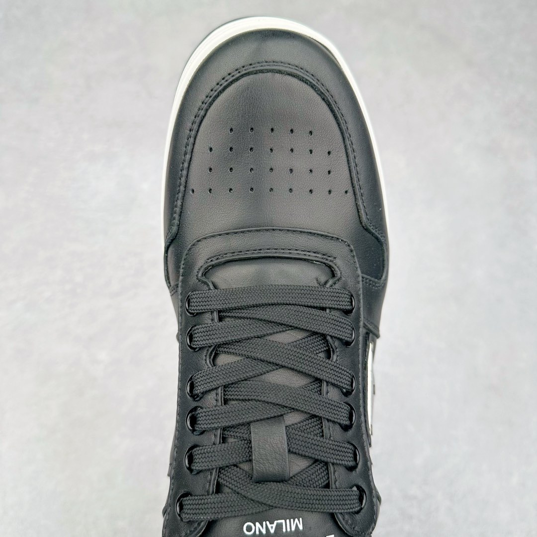 图片[4]-＃纯原 普拉达Prada Downtown Low Sneakers 闹市区系列低帮系带百搭休闲运动小白板鞋“皮革黑白熊猫三角标”男鞋广东原产#原楦数据开发版型#采用粒面头层牛皮鞋面材质#内嵌灌注式PU乳胶缓震鞋垫#外置3.5cmTPR抽真空橡胶鞋底 标志性的珐琅三角形金属徽标，意大利高奢品牌 这款皮革运动鞋多角度诠释Prada徽标：轻巧跃于鞋舌，沿轻质橡胶鞋底铺陈，化身标志性的涂珐琅金属三角形点缀鞋面一侧，无不阐释品牌格调。金属孔眼和棉质鞋带 珐琅三角形装饰鞋面 鞋舌Prada Milano印花徽标 轻质箱型鞋底，侧面配压花徽标 鞋底厚3.5厘米 可拆卸皮革包覆内底 尺码 38 39 40 41 42 43 44 45-选品中心