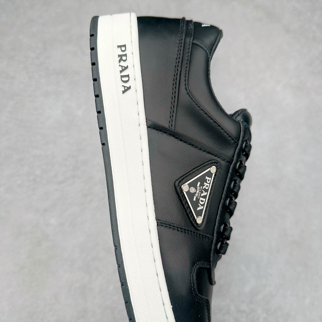图片[6]-＃纯原 普拉达Prada Downtown Low Sneakers 闹市区系列低帮系带百搭休闲运动小白板鞋“皮革黑白熊猫三角标”男鞋广东原产#原楦数据开发版型#采用粒面头层牛皮鞋面材质#内嵌灌注式PU乳胶缓震鞋垫#外置3.5cmTPR抽真空橡胶鞋底 标志性的珐琅三角形金属徽标，意大利高奢品牌 这款皮革运动鞋多角度诠释Prada徽标：轻巧跃于鞋舌，沿轻质橡胶鞋底铺陈，化身标志性的涂珐琅金属三角形点缀鞋面一侧，无不阐释品牌格调。金属孔眼和棉质鞋带 珐琅三角形装饰鞋面 鞋舌Prada Milano印花徽标 轻质箱型鞋底，侧面配压花徽标 鞋底厚3.5厘米 可拆卸皮革包覆内底 尺码 38 39 40 41 42 43 44 45-选品中心
