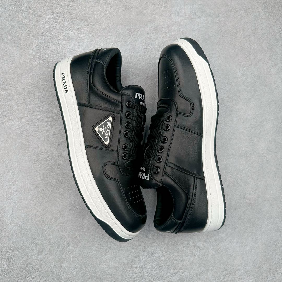 图片[3]-＃纯原 普拉达Prada Downtown Low Sneakers 闹市区系列低帮系带百搭休闲运动小白板鞋“皮革黑白熊猫三角标”男鞋广东原产#原楦数据开发版型#采用粒面头层牛皮鞋面材质#内嵌灌注式PU乳胶缓震鞋垫#外置3.5cmTPR抽真空橡胶鞋底 标志性的珐琅三角形金属徽标，意大利高奢品牌 这款皮革运动鞋多角度诠释Prada徽标：轻巧跃于鞋舌，沿轻质橡胶鞋底铺陈，化身标志性的涂珐琅金属三角形点缀鞋面一侧，无不阐释品牌格调。金属孔眼和棉质鞋带 珐琅三角形装饰鞋面 鞋舌Prada Milano印花徽标 轻质箱型鞋底，侧面配压花徽标 鞋底厚3.5厘米 可拆卸皮革包覆内底 尺码 38 39 40 41 42 43 44 45-选品中心