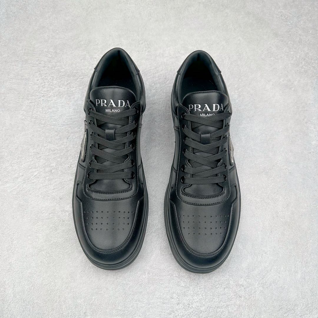 图片[2]-＃纯原 普拉达Prada Downtown Low Sneakers 闹市区系列低帮系带百搭休闲运动小白板鞋“皮革黑白熊猫三角标”男鞋广东原产#原楦数据开发版型#采用粒面头层牛皮鞋面材质#内嵌灌注式PU乳胶缓震鞋垫#外置3.5cmTPR抽真空橡胶鞋底 标志性的珐琅三角形金属徽标，意大利高奢品牌 这款皮革运动鞋多角度诠释Prada徽标：轻巧跃于鞋舌，沿轻质橡胶鞋底铺陈，化身标志性的涂珐琅金属三角形点缀鞋面一侧，无不阐释品牌格调。金属孔眼和棉质鞋带 珐琅三角形装饰鞋面 鞋舌Prada Milano印花徽标 轻质箱型鞋底，侧面配压花徽标 鞋底厚3.5厘米 可拆卸皮革包覆内底 尺码 38 39 40 41 42 43 44 45-选品中心