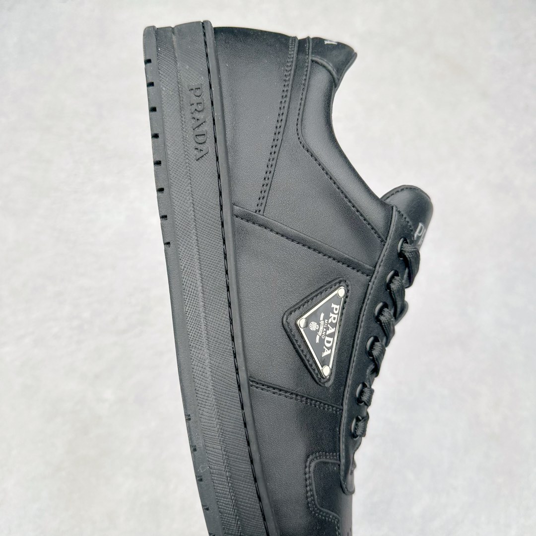 图片[6]-＃纯原 普拉达Prada Downtown Low Sneakers 闹市区系列低帮系带百搭休闲运动小白板鞋“皮革黑白熊猫三角标”男鞋广东原产#原楦数据开发版型#采用粒面头层牛皮鞋面材质#内嵌灌注式PU乳胶缓震鞋垫#外置3.5cmTPR抽真空橡胶鞋底 标志性的珐琅三角形金属徽标，意大利高奢品牌 这款皮革运动鞋多角度诠释Prada徽标：轻巧跃于鞋舌，沿轻质橡胶鞋底铺陈，化身标志性的涂珐琅金属三角形点缀鞋面一侧，无不阐释品牌格调。金属孔眼和棉质鞋带 珐琅三角形装饰鞋面 鞋舌Prada Milano印花徽标 轻质箱型鞋底，侧面配压花徽标 鞋底厚3.5厘米 可拆卸皮革包覆内底 尺码 38 39 40 41 42 43 44 45-选品中心