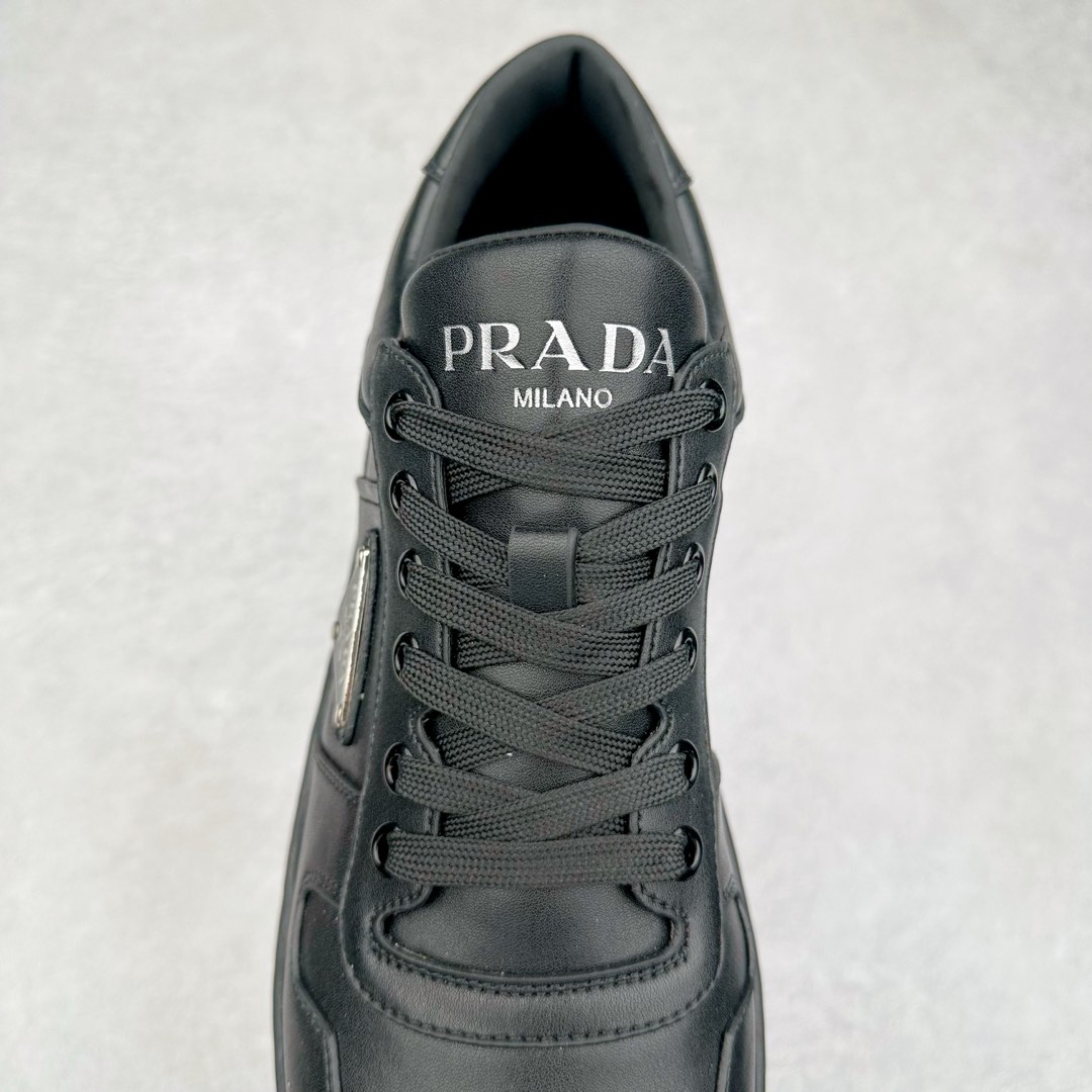 图片[5]-＃纯原 普拉达Prada Downtown Low Sneakers 闹市区系列低帮系带百搭休闲运动小白板鞋“皮革黑白熊猫三角标”男鞋广东原产#原楦数据开发版型#采用粒面头层牛皮鞋面材质#内嵌灌注式PU乳胶缓震鞋垫#外置3.5cmTPR抽真空橡胶鞋底 标志性的珐琅三角形金属徽标，意大利高奢品牌 这款皮革运动鞋多角度诠释Prada徽标：轻巧跃于鞋舌，沿轻质橡胶鞋底铺陈，化身标志性的涂珐琅金属三角形点缀鞋面一侧，无不阐释品牌格调。金属孔眼和棉质鞋带 珐琅三角形装饰鞋面 鞋舌Prada Milano印花徽标 轻质箱型鞋底，侧面配压花徽标 鞋底厚3.5厘米 可拆卸皮革包覆内底 尺码 38 39 40 41 42 43 44 45-选品中心