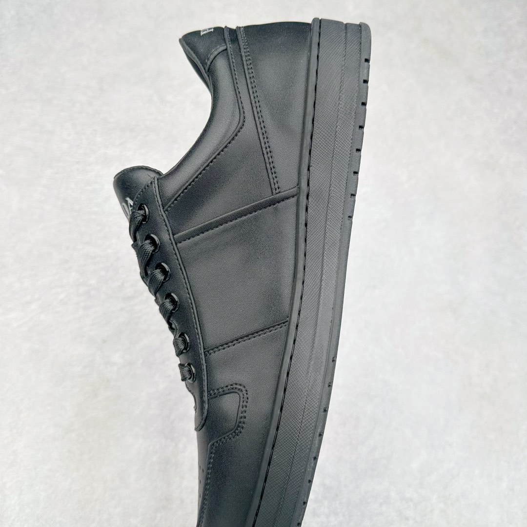 图片[7]-＃纯原 普拉达Prada Downtown Low Sneakers 闹市区系列低帮系带百搭休闲运动小白板鞋“皮革黑白熊猫三角标”男鞋广东原产#原楦数据开发版型#采用粒面头层牛皮鞋面材质#内嵌灌注式PU乳胶缓震鞋垫#外置3.5cmTPR抽真空橡胶鞋底 标志性的珐琅三角形金属徽标，意大利高奢品牌 这款皮革运动鞋多角度诠释Prada徽标：轻巧跃于鞋舌，沿轻质橡胶鞋底铺陈，化身标志性的涂珐琅金属三角形点缀鞋面一侧，无不阐释品牌格调。金属孔眼和棉质鞋带 珐琅三角形装饰鞋面 鞋舌Prada Milano印花徽标 轻质箱型鞋底，侧面配压花徽标 鞋底厚3.5厘米 可拆卸皮革包覆内底 尺码 38 39 40 41 42 43 44 45-选品中心