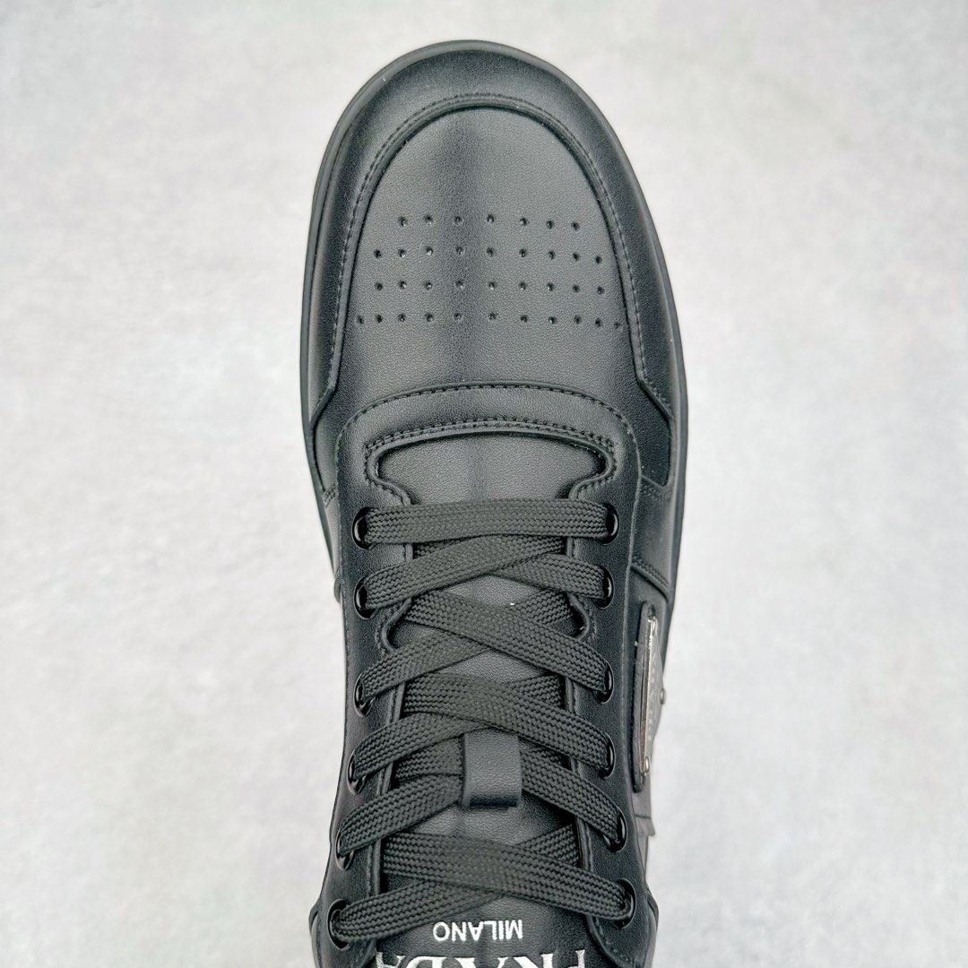 图片[4]-＃纯原 普拉达Prada Downtown Low Sneakers 闹市区系列低帮系带百搭休闲运动小白板鞋“皮革黑白熊猫三角标”男鞋广东原产#原楦数据开发版型#采用粒面头层牛皮鞋面材质#内嵌灌注式PU乳胶缓震鞋垫#外置3.5cmTPR抽真空橡胶鞋底 标志性的珐琅三角形金属徽标，意大利高奢品牌 这款皮革运动鞋多角度诠释Prada徽标：轻巧跃于鞋舌，沿轻质橡胶鞋底铺陈，化身标志性的涂珐琅金属三角形点缀鞋面一侧，无不阐释品牌格调。金属孔眼和棉质鞋带 珐琅三角形装饰鞋面 鞋舌Prada Milano印花徽标 轻质箱型鞋底，侧面配压花徽标 鞋底厚3.5厘米 可拆卸皮革包覆内底 尺码 38 39 40 41 42 43 44 45-选品中心