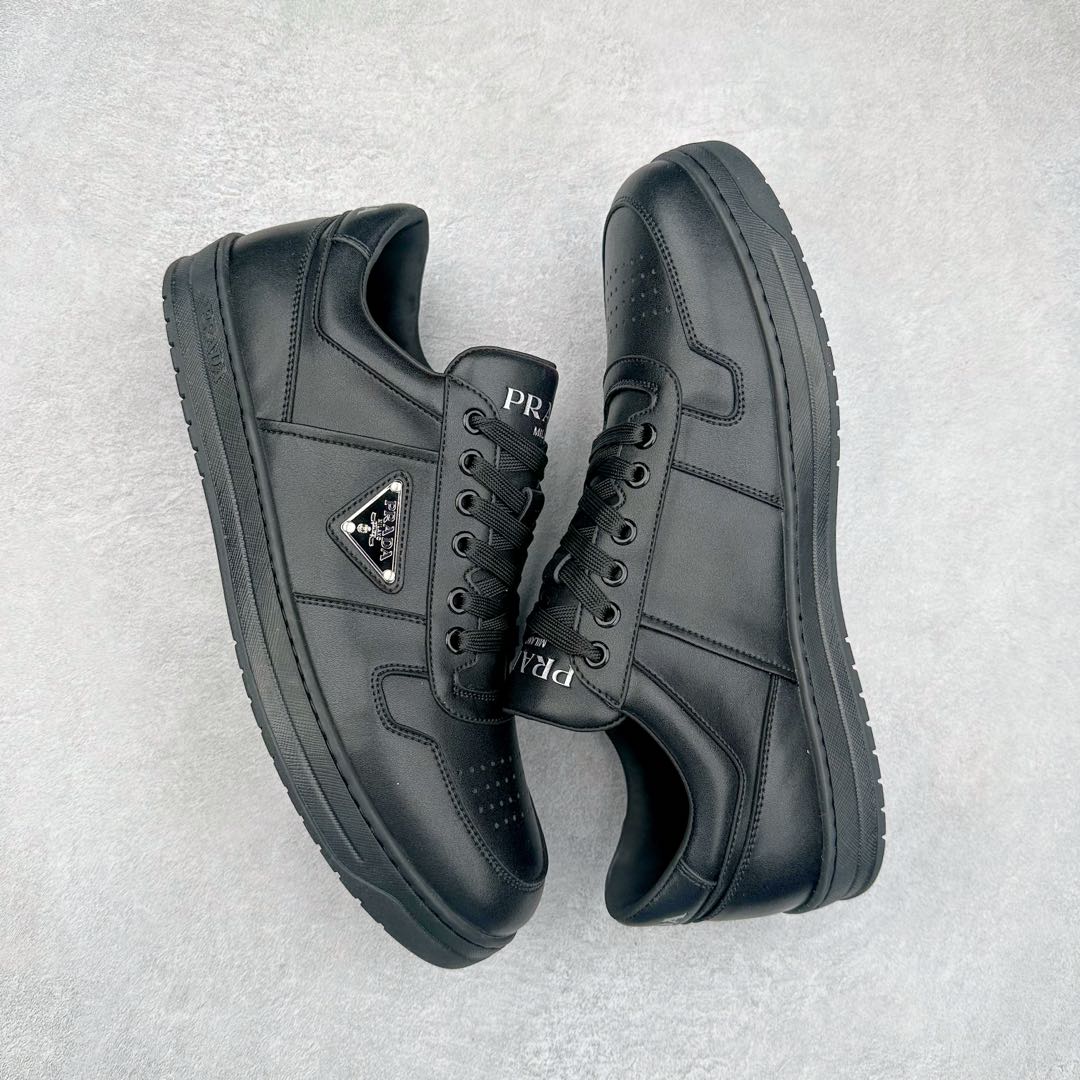 图片[3]-＃纯原 普拉达Prada Downtown Low Sneakers 闹市区系列低帮系带百搭休闲运动小白板鞋“皮革黑白熊猫三角标”男鞋广东原产#原楦数据开发版型#采用粒面头层牛皮鞋面材质#内嵌灌注式PU乳胶缓震鞋垫#外置3.5cmTPR抽真空橡胶鞋底 标志性的珐琅三角形金属徽标，意大利高奢品牌 这款皮革运动鞋多角度诠释Prada徽标：轻巧跃于鞋舌，沿轻质橡胶鞋底铺陈，化身标志性的涂珐琅金属三角形点缀鞋面一侧，无不阐释品牌格调。金属孔眼和棉质鞋带 珐琅三角形装饰鞋面 鞋舌Prada Milano印花徽标 轻质箱型鞋底，侧面配压花徽标 鞋底厚3.5厘米 可拆卸皮革包覆内底 尺码 38 39 40 41 42 43 44 45-选品中心