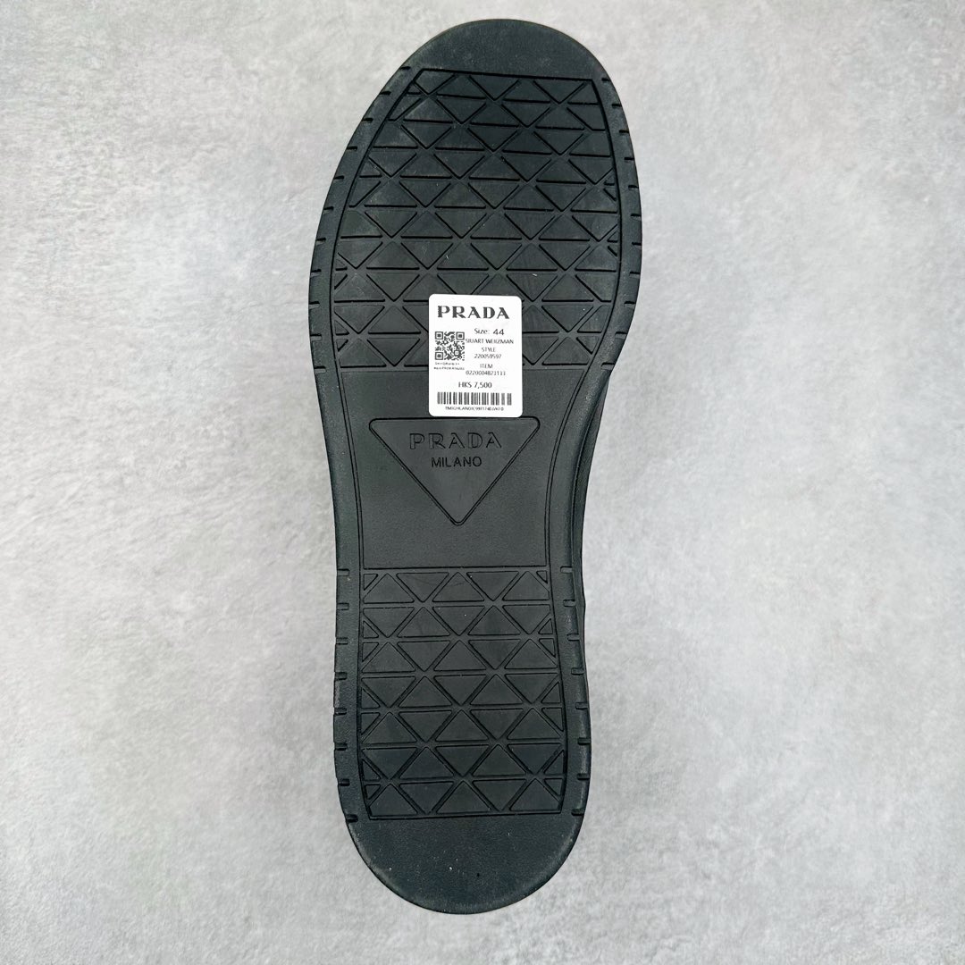 图片[9]-＃纯原 普拉达Prada Downtown Low Sneakers 闹市区系列低帮系带百搭休闲运动小白板鞋“皮革黑白熊猫三角标”男鞋广东原产#原楦数据开发版型#采用粒面头层牛皮鞋面材质#内嵌灌注式PU乳胶缓震鞋垫#外置3.5cmTPR抽真空橡胶鞋底 标志性的珐琅三角形金属徽标，意大利高奢品牌 这款皮革运动鞋多角度诠释Prada徽标：轻巧跃于鞋舌，沿轻质橡胶鞋底铺陈，化身标志性的涂珐琅金属三角形点缀鞋面一侧，无不阐释品牌格调。金属孔眼和棉质鞋带 珐琅三角形装饰鞋面 鞋舌Prada Milano印花徽标 轻质箱型鞋底，侧面配压花徽标 鞋底厚3.5厘米 可拆卸皮革包覆内底 尺码 38 39 40 41 42 43 44 45-选品中心