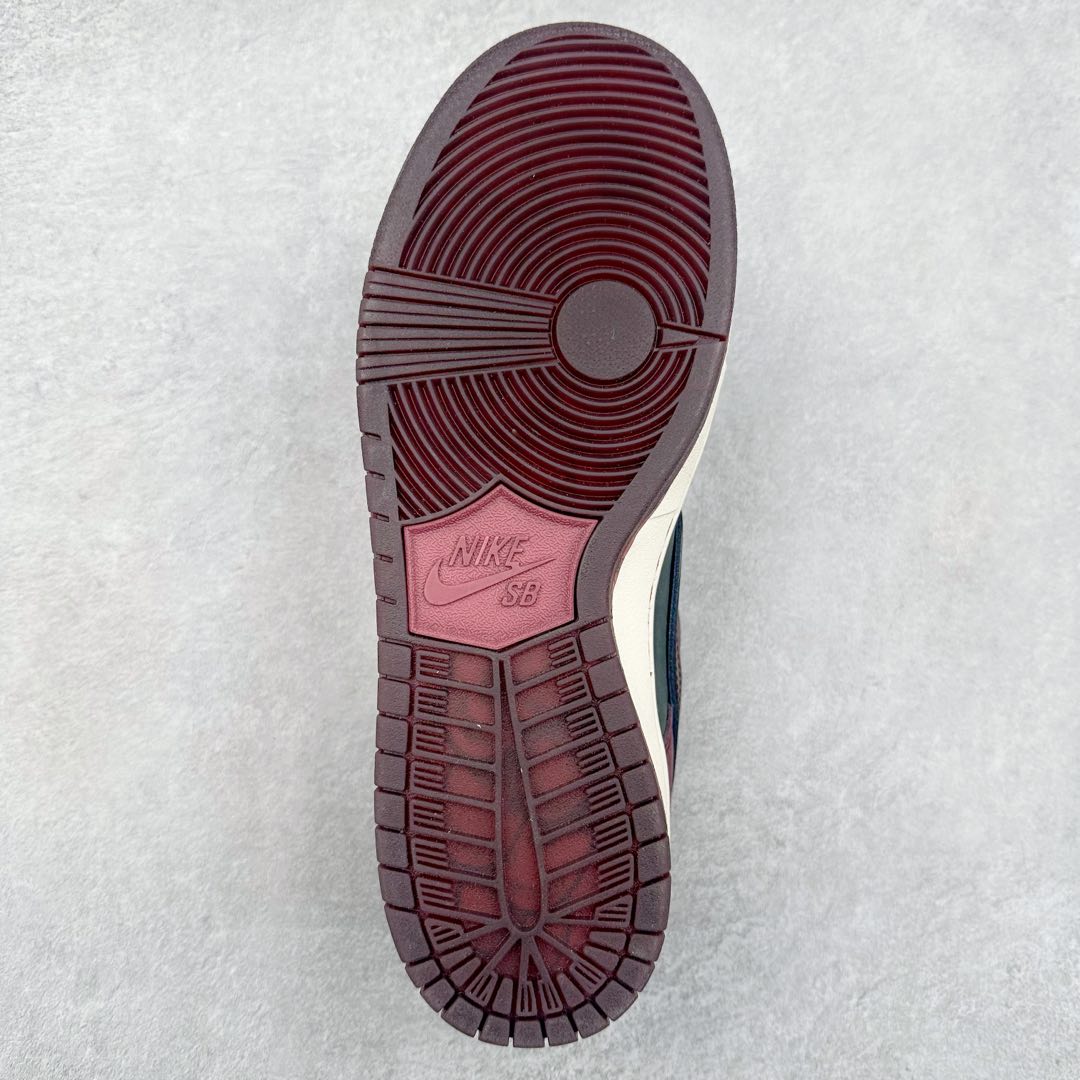 图片[9]-＃K1 Riot Skateshop x NK SB Dunk Low 联名棕红波尔多 FZ1289-200 全新支线性价比拉满 迎合行情定价 正确头层皮料 细节均购入原鞋校对开发 全套原纸板楦头加持 细节品控鞋型稳定 独家私模官方最新原厂磨具打造大底 鞋头坡度极致还原 原盒原配 玻璃冲刀 超高清洁度 全鞋零毛边皮料切割 正确中底布背胶中底布拉帮走线 尺码：36 36.5 37.5 38 38.5 39 40 40.5 41 42 42.5 43 44 44.5 45 46-选品中心