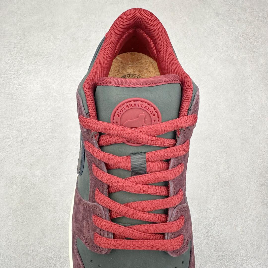 图片[5]-＃K1 Riot Skateshop x NK SB Dunk Low 联名棕红波尔多 FZ1289-200 全新支线性价比拉满 迎合行情定价 正确头层皮料 细节均购入原鞋校对开发 全套原纸板楦头加持 细节品控鞋型稳定 独家私模官方最新原厂磨具打造大底 鞋头坡度极致还原 原盒原配 玻璃冲刀 超高清洁度 全鞋零毛边皮料切割 正确中底布背胶中底布拉帮走线 尺码：36 36.5 37.5 38 38.5 39 40 40.5 41 42 42.5 43 44 44.5 45 46-选品中心