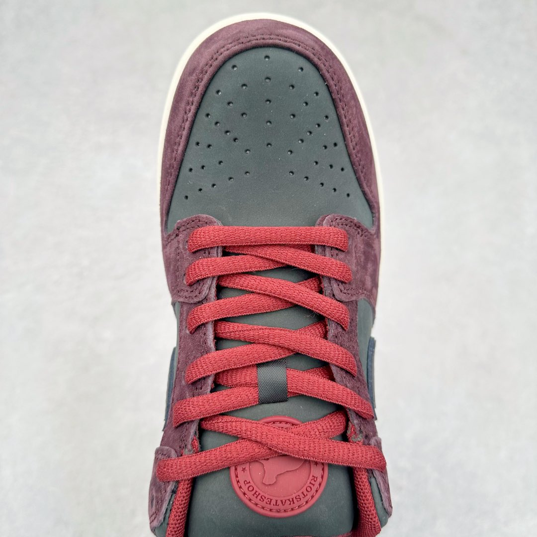图片[4]-＃K1 Riot Skateshop x NK SB Dunk Low 联名棕红波尔多 FZ1289-200 全新支线性价比拉满 迎合行情定价 正确头层皮料 细节均购入原鞋校对开发 全套原纸板楦头加持 细节品控鞋型稳定 独家私模官方最新原厂磨具打造大底 鞋头坡度极致还原 原盒原配 玻璃冲刀 超高清洁度 全鞋零毛边皮料切割 正确中底布背胶中底布拉帮走线 尺码：36 36.5 37.5 38 38.5 39 40 40.5 41 42 42.5 43 44 44.5 45 46-选品中心