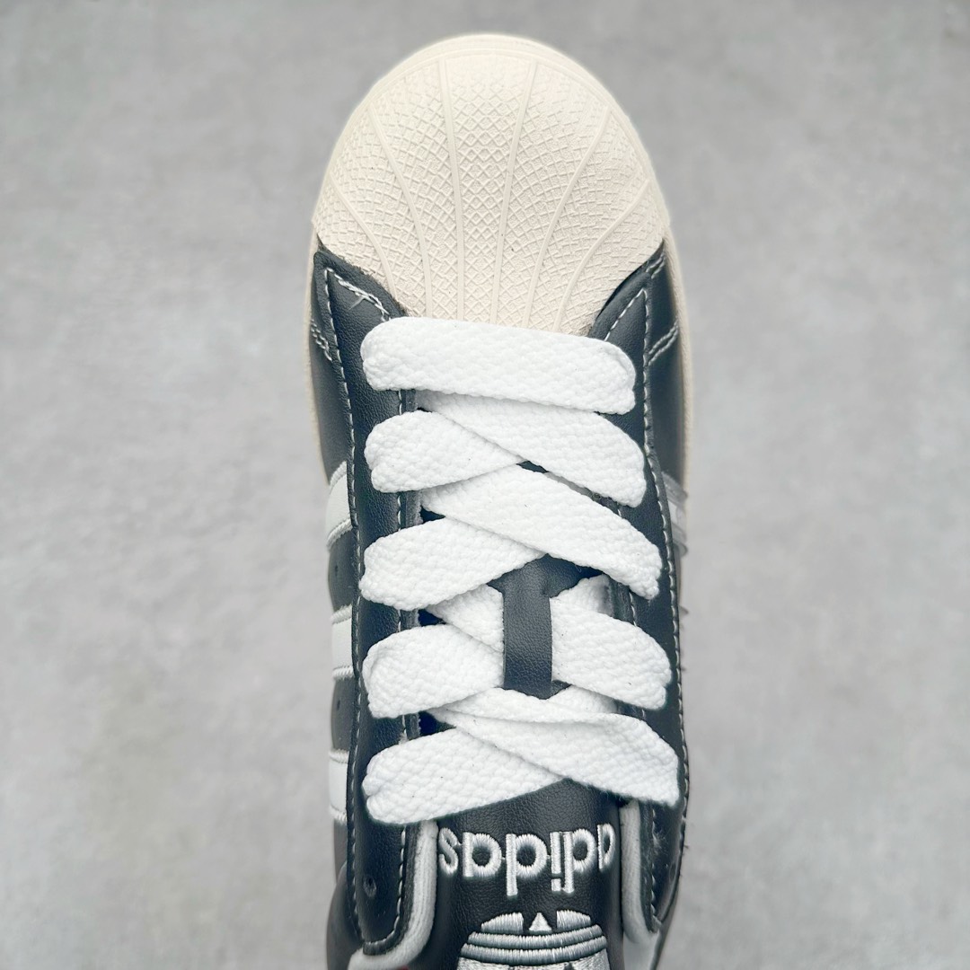 图片[4]-AD Originals Superstar 经典复古贝壳头板鞋 IH1313 诞生于1969年 是第一双将全皮面鞋 身与橡胶鞋头结合在一起的低帮篮球鞋 Superstar最开始 是作为高帮篮球鞋Pro Model的低帮版本而出现的 但因为其独特和醒目的橡胶鞋头造型而让大家熟知 被大家形象地称为\\\”shelltoe\\\”贝壳头 在70年代的美国职业篮球场上 接近3/4的NBA球员都将这双Superstar作为场上用鞋 80年代之后 经过不断的改良和发展 Superstar逐渐成为横跨时装、音乐、街头文化、休闲和运动等各大领域的时尚潮鞋 尺码：36 36.5 37 38 38.5 39 40 40.5 41 42 42.5 43 44 44.5 45-选品中心