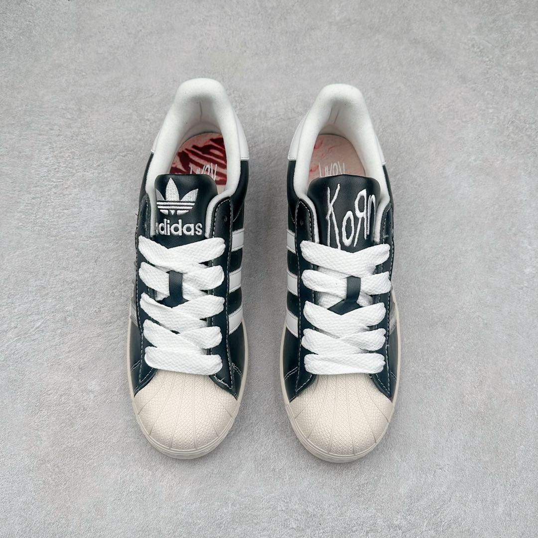 图片[2]-AD Originals Superstar 经典复古贝壳头板鞋 IH1313 诞生于1969年 是第一双将全皮面鞋 身与橡胶鞋头结合在一起的低帮篮球鞋 Superstar最开始 是作为高帮篮球鞋Pro Model的低帮版本而出现的 但因为其独特和醒目的橡胶鞋头造型而让大家熟知 被大家形象地称为\\\”shelltoe\\\”贝壳头 在70年代的美国职业篮球场上 接近3/4的NBA球员都将这双Superstar作为场上用鞋 80年代之后 经过不断的改良和发展 Superstar逐渐成为横跨时装、音乐、街头文化、休闲和运动等各大领域的时尚潮鞋 尺码：36 36.5 37 38 38.5 39 40 40.5 41 42 42.5 43 44 44.5 45-选品中心