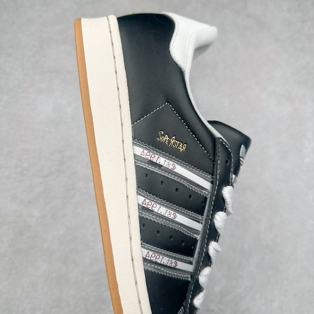 图片[6]-AD Originals Superstar 经典复古贝壳头板鞋 IH1313 诞生于1969年 是第一双将全皮面鞋 身与橡胶鞋头结合在一起的低帮篮球鞋 Superstar最开始 是作为高帮篮球鞋Pro Model的低帮版本而出现的 但因为其独特和醒目的橡胶鞋头造型而让大家熟知 被大家形象地称为\\\”shelltoe\\\”贝壳头 在70年代的美国职业篮球场上 接近3/4的NBA球员都将这双Superstar作为场上用鞋 80年代之后 经过不断的改良和发展 Superstar逐渐成为横跨时装、音乐、街头文化、休闲和运动等各大领域的时尚潮鞋 尺码：36 36.5 37 38 38.5 39 40 40.5 41 42 42.5 43 44 44.5 45-选品中心