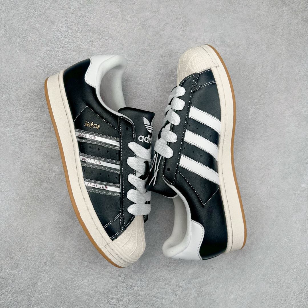 图片[3]-AD Originals Superstar 经典复古贝壳头板鞋 IH1313 诞生于1969年 是第一双将全皮面鞋 身与橡胶鞋头结合在一起的低帮篮球鞋 Superstar最开始 是作为高帮篮球鞋Pro Model的低帮版本而出现的 但因为其独特和醒目的橡胶鞋头造型而让大家熟知 被大家形象地称为\\\”shelltoe\\\”贝壳头 在70年代的美国职业篮球场上 接近3/4的NBA球员都将这双Superstar作为场上用鞋 80年代之后 经过不断的改良和发展 Superstar逐渐成为横跨时装、音乐、街头文化、休闲和运动等各大领域的时尚潮鞋 尺码：36 36.5 37 38 38.5 39 40 40.5 41 42 42.5 43 44 44.5 45-选品中心