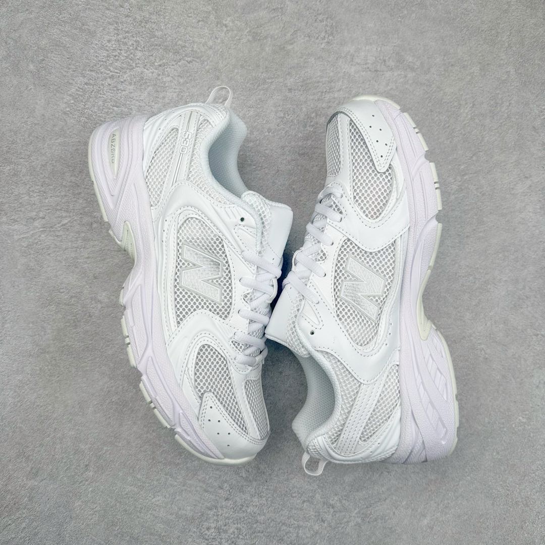 图片[3]-New Balance NB530 新百伦复古透气跑步鞋 抛弃过往以皮革为主的人气轮廓 以极具复古风范的跑鞋外观呈现 设计上全鞋以简约清爽的纯白色作基底 鞋身覆盖大面积织物网眼材质 并于鞋头、鞋带孔眼片等细节处点缀对比鲜明的反光银镀层凸显 鞋舌、侧身等位置则辅以一贯的「N」字标志和品牌徽标彰显身份 最后通过搭载的 ABZORB 缓震中底完善整体造型 尺码：36 37 37.5 38 38.5 39 40 40.5 41 42 42.5 43 44 45-选品中心