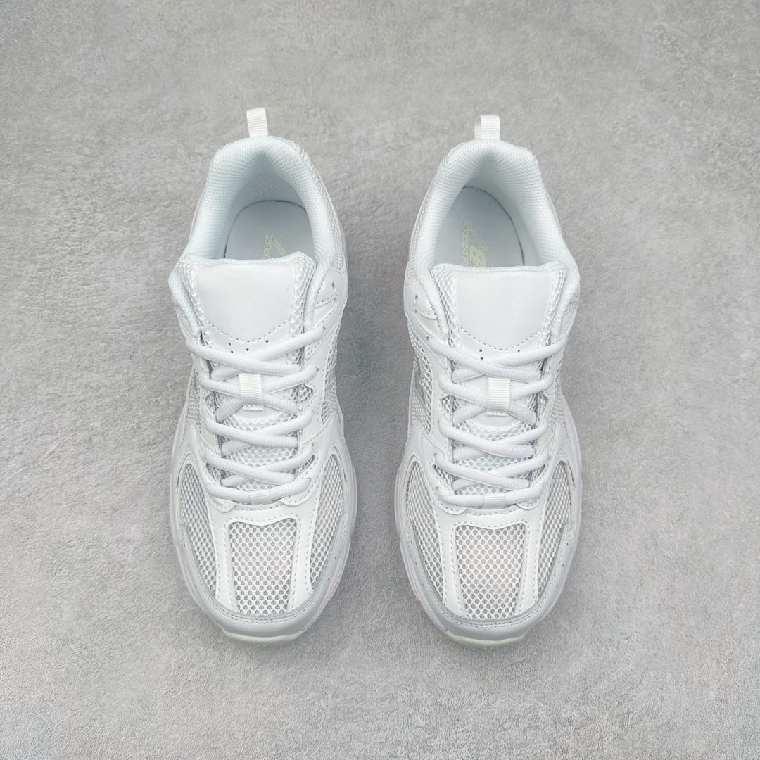 图片[2]-New Balance NB530 新百伦复古透气跑步鞋 抛弃过往以皮革为主的人气轮廓 以极具复古风范的跑鞋外观呈现 设计上全鞋以简约清爽的纯白色作基底 鞋身覆盖大面积织物网眼材质 并于鞋头、鞋带孔眼片等细节处点缀对比鲜明的反光银镀层凸显 鞋舌、侧身等位置则辅以一贯的「N」字标志和品牌徽标彰显身份 最后通过搭载的 ABZORB 缓震中底完善整体造型 尺码：36 37 37.5 38 38.5 39 40 40.5 41 42 42.5 43 44 45-选品中心