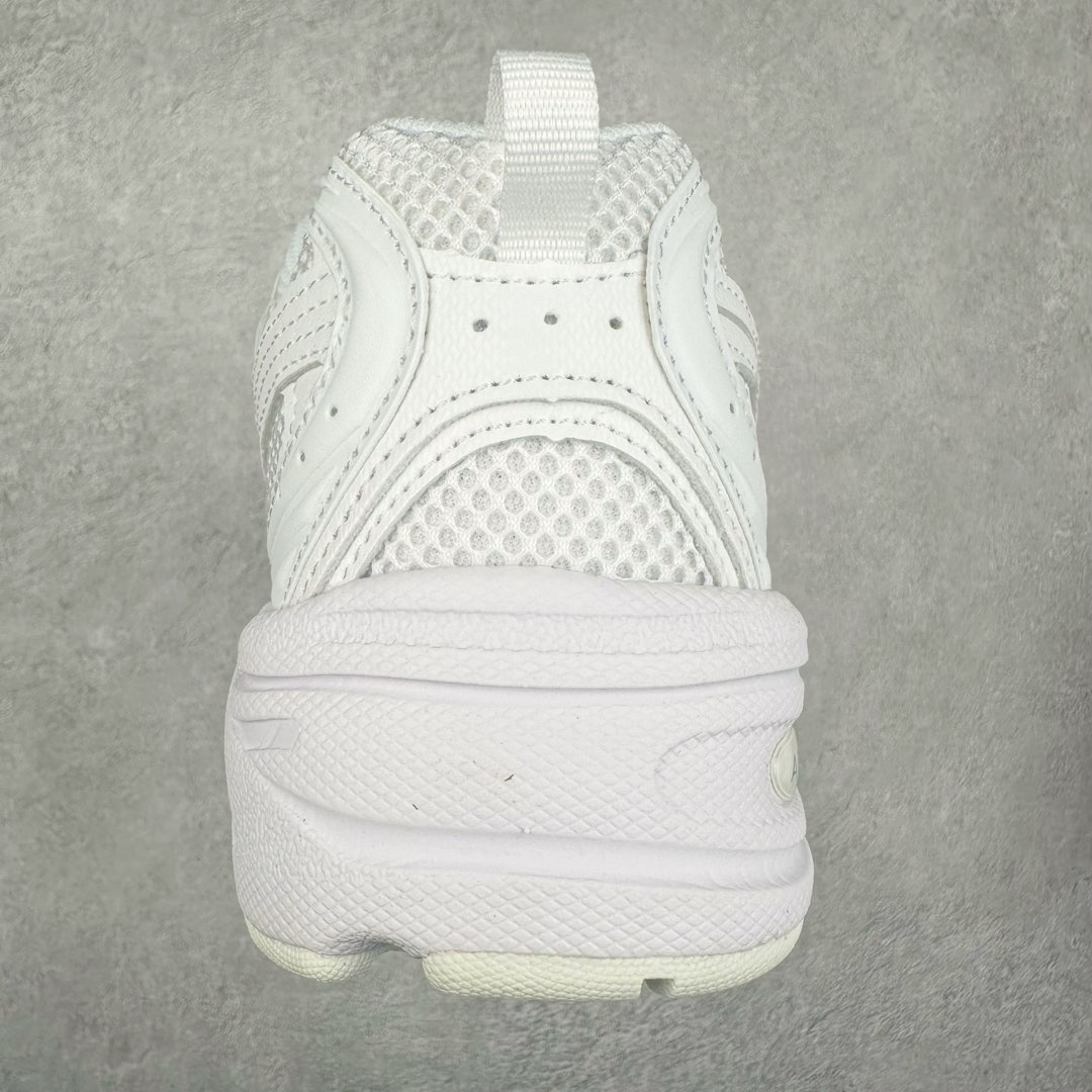 图片[8]-New Balance NB530 新百伦复古透气跑步鞋 抛弃过往以皮革为主的人气轮廓 以极具复古风范的跑鞋外观呈现 设计上全鞋以简约清爽的纯白色作基底 鞋身覆盖大面积织物网眼材质 并于鞋头、鞋带孔眼片等细节处点缀对比鲜明的反光银镀层凸显 鞋舌、侧身等位置则辅以一贯的「N」字标志和品牌徽标彰显身份 最后通过搭载的 ABZORB 缓震中底完善整体造型 尺码：36 37 37.5 38 38.5 39 40 40.5 41 42 42.5 43 44 45-选品中心