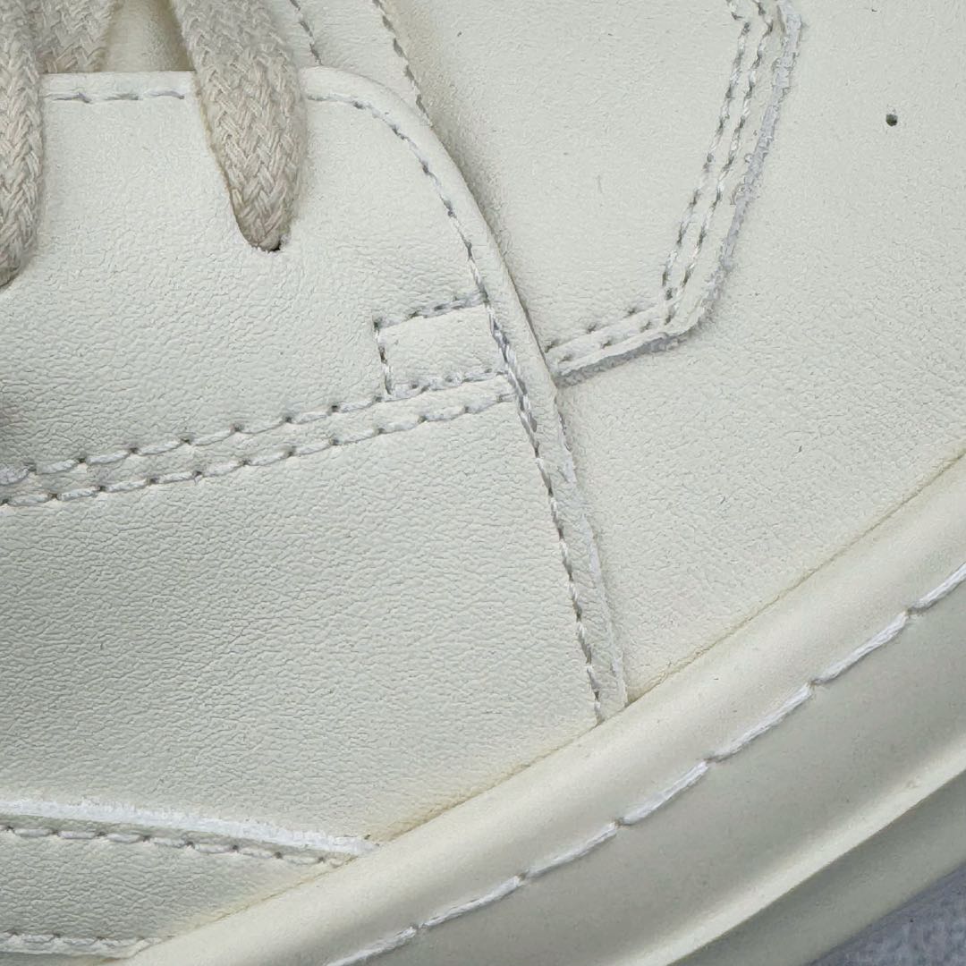 图片[18]-＃DG纯原 Rick Owens Edfu 瑞克·欧文斯高帮皮面时尚运动板鞋 奶白 二级市场已经7K以上 平台客户随意卖四位数 RO广东原厂出品 纯原天花板 原版一比一复刻 冲正绝不翻车 还原度达到百分之98以上 原楦开发纸版版型 ZP拆解原版1：1复模裁片纸版 力求做到0错位 这样才能达到和zp一致的鞋型味道 采用进口cnc数控机床开发对版独家tpu奶香大底 区别于市场所有版本 zp同源全头层粒面小牛皮 达到和zp一致手感 原厂进口细纹布 万邦订购原厂高弹粉红色海绵 内里搭配软质细腻羊皮 TPU高密度大底 软硬度透光度高已经测试和原版一致 尺码：36 37 38 39 40 41 42 43 44 45 46-选品中心