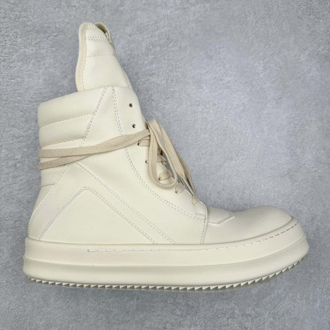 ＃DG纯原 Rick Owens Edfu 瑞克·欧文斯高帮皮面时尚运动板鞋 奶白 二级市场已经7K以上 平台客户随意卖四位数 RO广东原厂出品 纯原天花板 原版一比一复刻 冲正绝不翻车 还原度达到百分之98以上 原楦开发纸版版型 ZP拆解原版1：1复模裁片纸版 力求做到0错位 这样才能达到和zp一致的鞋型味道 采用进口cnc数控机床开发对版独家tpu奶香大底 区别于市场所有版本 zp同源全头层粒面小牛皮 达到和zp一致手感 原厂进口细纹布 万邦订购原厂高弹粉红色海绵 内里搭配软质细腻羊皮 TPU高密度大底 软硬度透光度高已经测试和原版一致 尺码：36 37 38 39 40 41 42 43 44 45 46-选品中心