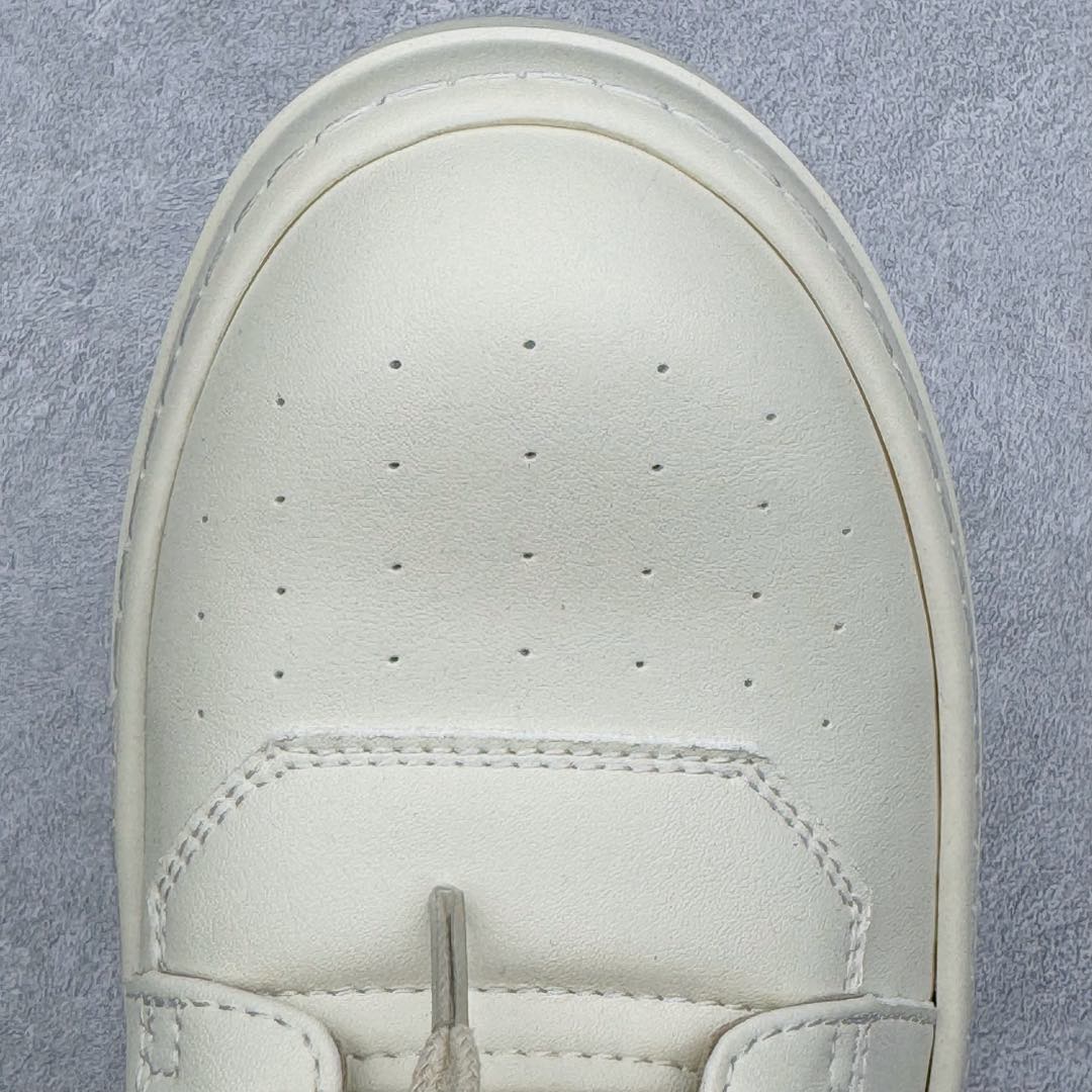 图片[16]-＃DG纯原 Rick Owens Edfu 瑞克·欧文斯高帮皮面时尚运动板鞋 奶白 二级市场已经7K以上 平台客户随意卖四位数 RO广东原厂出品 纯原天花板 原版一比一复刻 冲正绝不翻车 还原度达到百分之98以上 原楦开发纸版版型 ZP拆解原版1：1复模裁片纸版 力求做到0错位 这样才能达到和zp一致的鞋型味道 采用进口cnc数控机床开发对版独家tpu奶香大底 区别于市场所有版本 zp同源全头层粒面小牛皮 达到和zp一致手感 原厂进口细纹布 万邦订购原厂高弹粉红色海绵 内里搭配软质细腻羊皮 TPU高密度大底 软硬度透光度高已经测试和原版一致 尺码：36 37 38 39 40 41 42 43 44 45 46-选品中心