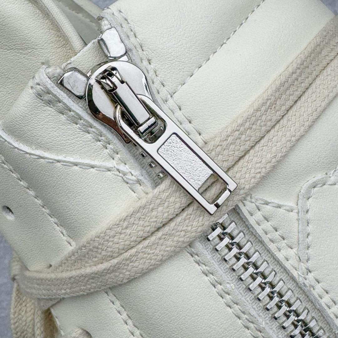 图片[20]-＃DG纯原 Rick Owens Edfu 瑞克·欧文斯高帮皮面时尚运动板鞋 奶白 二级市场已经7K以上 平台客户随意卖四位数 RO广东原厂出品 纯原天花板 原版一比一复刻 冲正绝不翻车 还原度达到百分之98以上 原楦开发纸版版型 ZP拆解原版1：1复模裁片纸版 力求做到0错位 这样才能达到和zp一致的鞋型味道 采用进口cnc数控机床开发对版独家tpu奶香大底 区别于市场所有版本 zp同源全头层粒面小牛皮 达到和zp一致手感 原厂进口细纹布 万邦订购原厂高弹粉红色海绵 内里搭配软质细腻羊皮 TPU高密度大底 软硬度透光度高已经测试和原版一致 尺码：36 37 38 39 40 41 42 43 44 45 46-选品中心