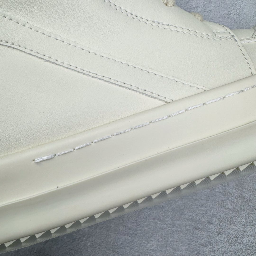 图片[13]-＃DG纯原 Rick Owens Edfu 瑞克·欧文斯高帮皮面时尚运动板鞋 奶白 二级市场已经7K以上 平台客户随意卖四位数 RO广东原厂出品 纯原天花板 原版一比一复刻 冲正绝不翻车 还原度达到百分之98以上 原楦开发纸版版型 ZP拆解原版1：1复模裁片纸版 力求做到0错位 这样才能达到和zp一致的鞋型味道 采用进口cnc数控机床开发对版独家tpu奶香大底 区别于市场所有版本 zp同源全头层粒面小牛皮 达到和zp一致手感 原厂进口细纹布 万邦订购原厂高弹粉红色海绵 内里搭配软质细腻羊皮 TPU高密度大底 软硬度透光度高已经测试和原版一致 尺码：36 37 38 39 40 41 42 43 44 45 46-选品中心