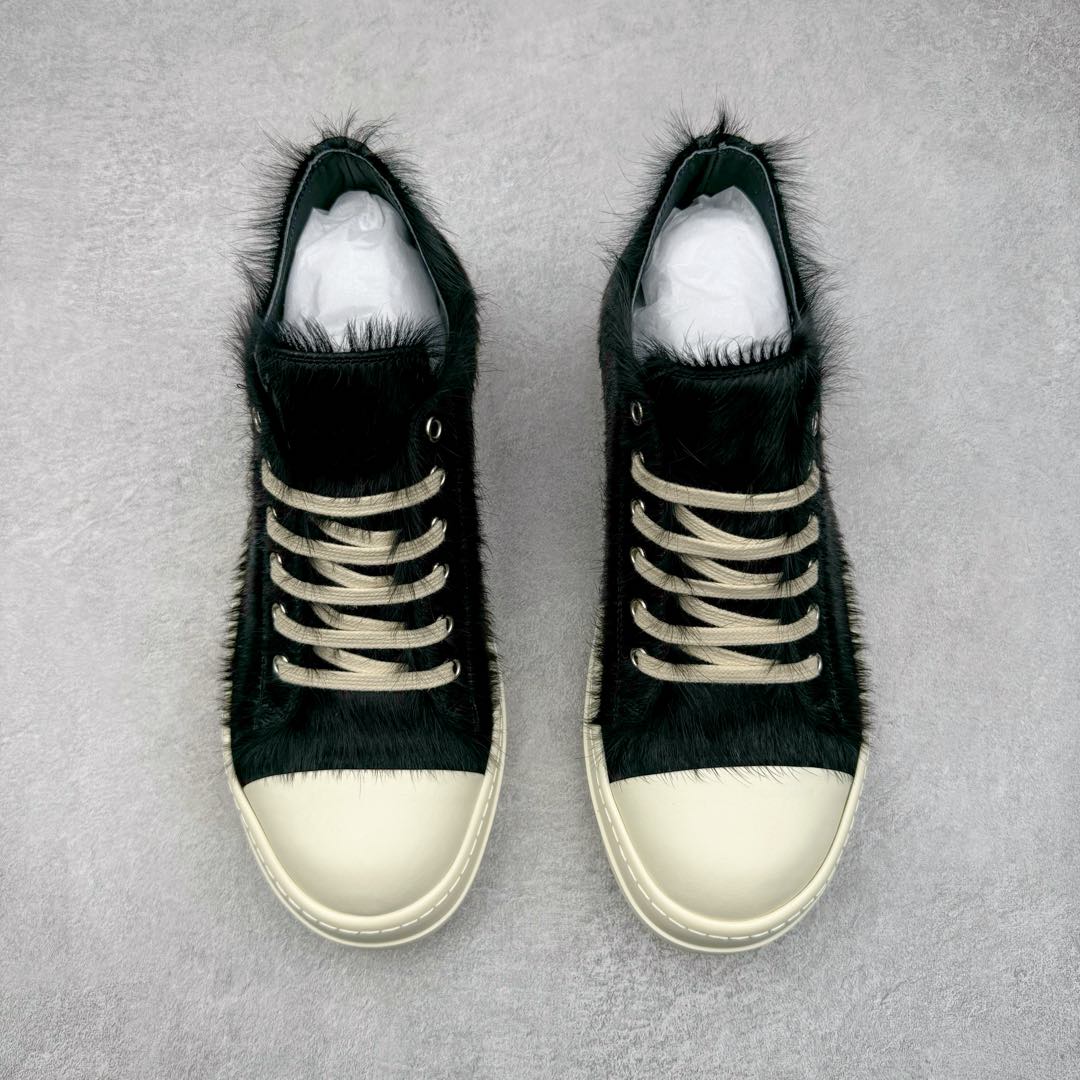 图片[2]-＃DG纯原 Rick Owens Drkshdw 瑞克·欧文斯低帮时尚运动板鞋 马毛黑白 二级市场已经7K以上 平台客户随意卖四位数 RO广东原厂出品 纯原天花板 原版一比一复刻 冲正绝不翻车 还原度达到百分之98以上 原楦开发纸版版型 ZP拆解原版1：1复模裁片纸版 力求做到0错位 这样才能达到和zp一致的鞋型味道 采用进口cnc数控机床开发对版独家tpu奶香大底 区别于市场所有版本 zp同源全头层粒面小牛皮 达到和zp一致手感 原厂进口细纹布 万邦订购原厂高弹粉红色海绵 内里搭配软质细腻羊皮 TPU高密度大底 软硬度透光度高已经测试和原版一致 尺码：36 37 38 39 40 41 42 43 44 45 46-选品中心