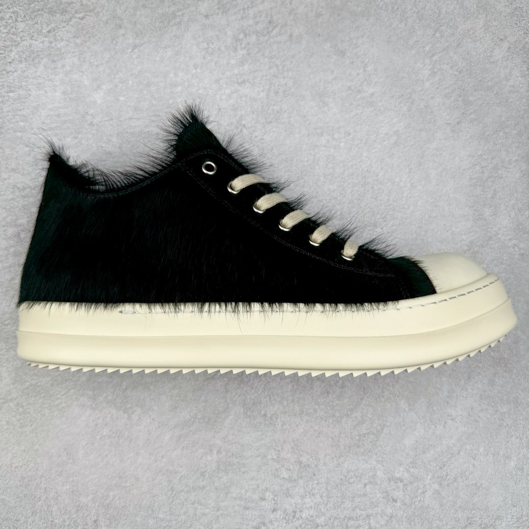 ＃DG纯原 Rick Owens Drkshdw 瑞克·欧文斯低帮时尚运动板鞋 马毛黑白 二级市场已经7K以上 平台客户随意卖四位数 RO广东原厂出品 纯原天花板 原版一比一复刻 冲正绝不翻车 还原度达到百分之98以上 原楦开发纸版版型 ZP拆解原版1：1复模裁片纸版 力求做到0错位 这样才能达到和zp一致的鞋型味道 采用进口cnc数控机床开发对版独家tpu奶香大底 区别于市场所有版本 zp同源全头层粒面小牛皮 达到和zp一致手感 原厂进口细纹布 万邦订购原厂高弹粉红色海绵 内里搭配软质细腻羊皮 TPU高密度大底 软硬度透光度高已经测试和原版一致 尺码：36 37 38 39 40 41 42 43 44 45 46-选品中心