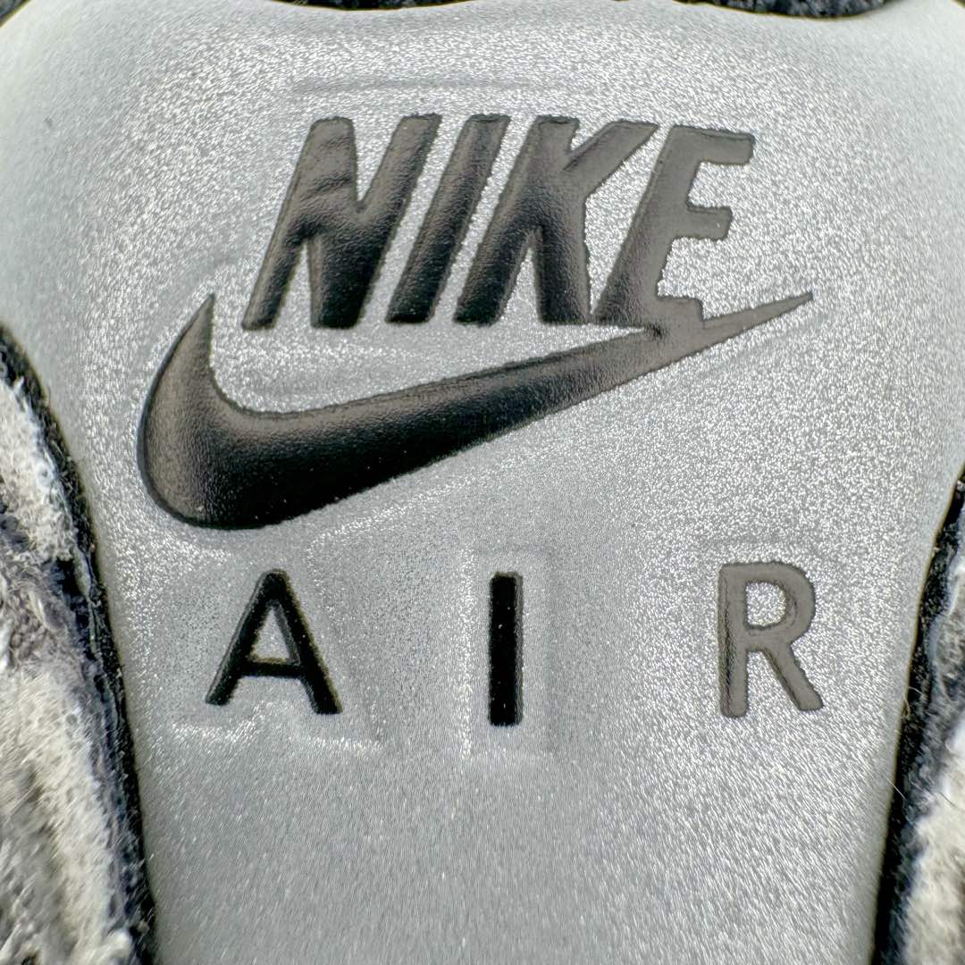 图片[20]-＃GX纯原 CDG x NK Air Max 95 联名复古减震防滑低帮气垫跑步鞋 黑白灰 CU8406-101 鞋款设计灵感源于人体构造 中底设计基于人体的脊柱构造 是整体设计的核心 尼龙孔眼代表了肋骨 而分层式面板和网眼象征着肌肉纤维和肉体组织 Air Max 95采用了两个独立的吹塑成型的Air-Sole单元 并首次在前掌使用可视化气垫设计 Swoosh logo夜当作一个 点符号放在了鞋子的后帮位置 20年的发展让 AIR MAX 95有了不同的故事 20年后再度面向世人的时候 焕然一新的面貌 让人有了另外一种清新脱俗的感觉 尺码：40 40.5 41 42 42.5 43 44 44.5 45 45.5 46 47.5 48.5-选品中心