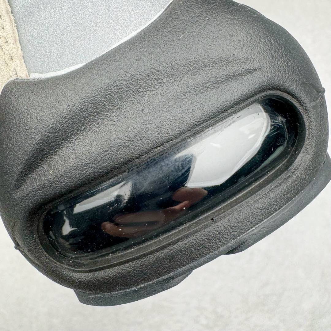 图片[13]-＃GX纯原 CDG x NK Air Max 95 联名复古减震防滑低帮气垫跑步鞋 黑白灰 CU8406-101 鞋款设计灵感源于人体构造 中底设计基于人体的脊柱构造 是整体设计的核心 尼龙孔眼代表了肋骨 而分层式面板和网眼象征着肌肉纤维和肉体组织 Air Max 95采用了两个独立的吹塑成型的Air-Sole单元 并首次在前掌使用可视化气垫设计 Swoosh logo夜当作一个 点符号放在了鞋子的后帮位置 20年的发展让 AIR MAX 95有了不同的故事 20年后再度面向世人的时候 焕然一新的面貌 让人有了另外一种清新脱俗的感觉 尺码：40 40.5 41 42 42.5 43 44 44.5 45 45.5 46 47.5 48.5-选品中心