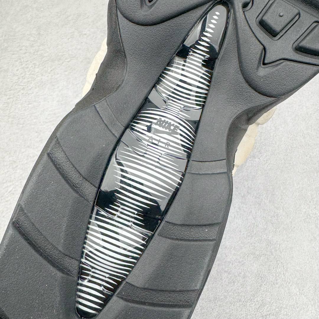 图片[19]-＃GX纯原 CDG x NK Air Max 95 联名复古减震防滑低帮气垫跑步鞋 黑白灰 CU8406-101 鞋款设计灵感源于人体构造 中底设计基于人体的脊柱构造 是整体设计的核心 尼龙孔眼代表了肋骨 而分层式面板和网眼象征着肌肉纤维和肉体组织 Air Max 95采用了两个独立的吹塑成型的Air-Sole单元 并首次在前掌使用可视化气垫设计 Swoosh logo夜当作一个 点符号放在了鞋子的后帮位置 20年的发展让 AIR MAX 95有了不同的故事 20年后再度面向世人的时候 焕然一新的面貌 让人有了另外一种清新脱俗的感觉 尺码：40 40.5 41 42 42.5 43 44 44.5 45 45.5 46 47.5 48.5-选品中心